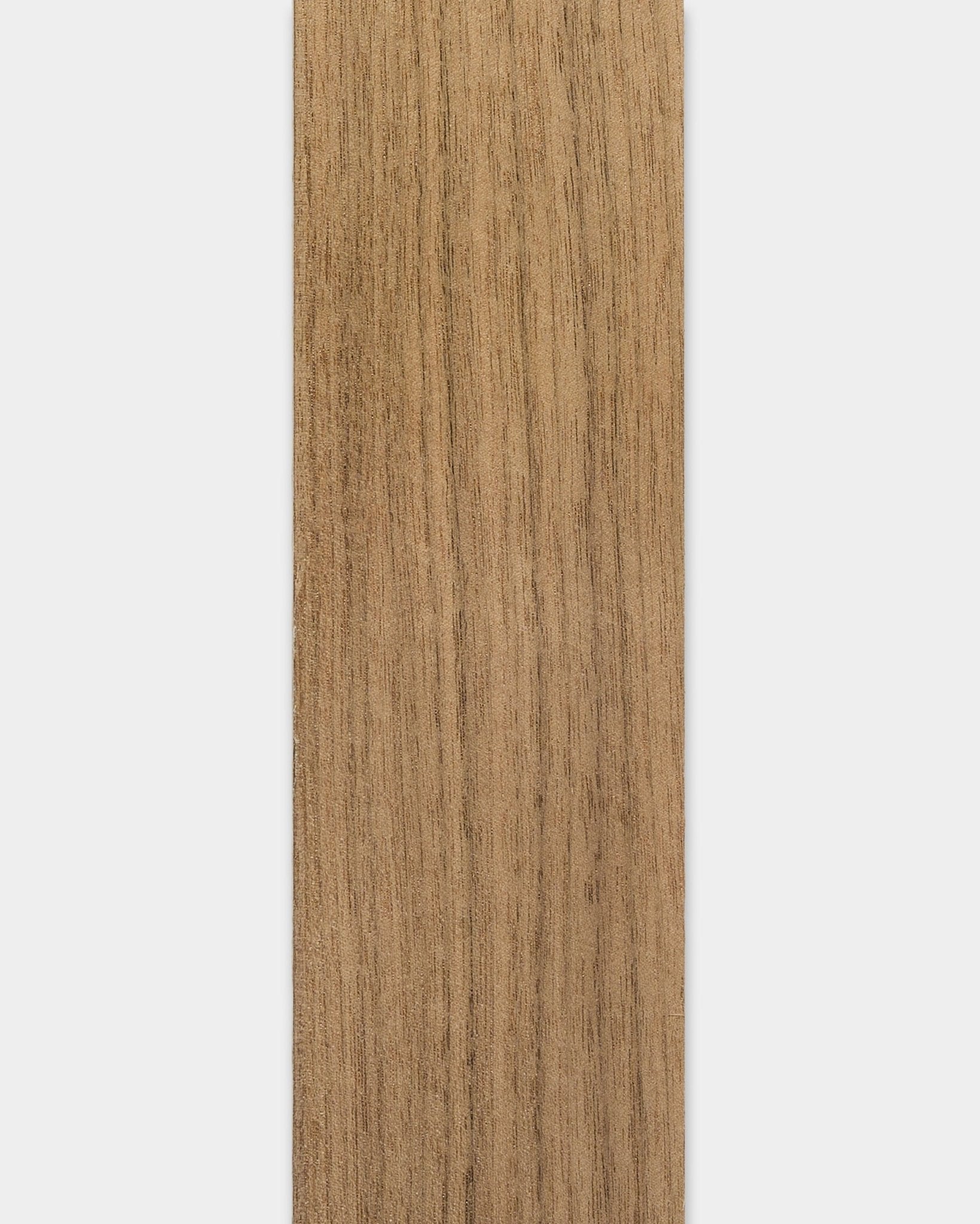 WoodUpp Akupanel Lamella valnøttlamell, 240 cm lengde, egnet som erstatningslamell eller til kantavslutning; har en dyp mørk trestruktur.
