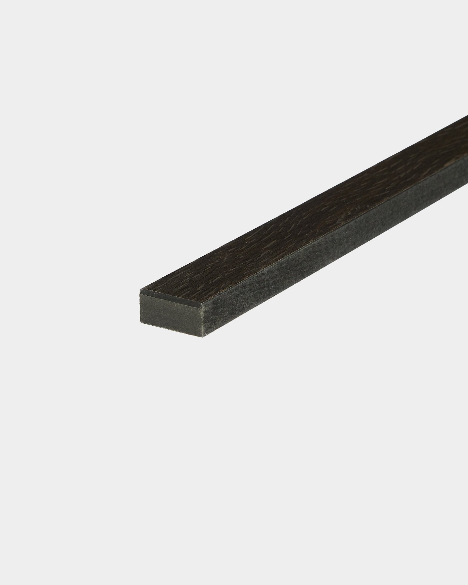En WoodUpp Lamella Rustic Smoked Oak 240 cm akustisk spile med en nordisk-inspirert finish står oppreist mot en enkel hvit bakgrunn.