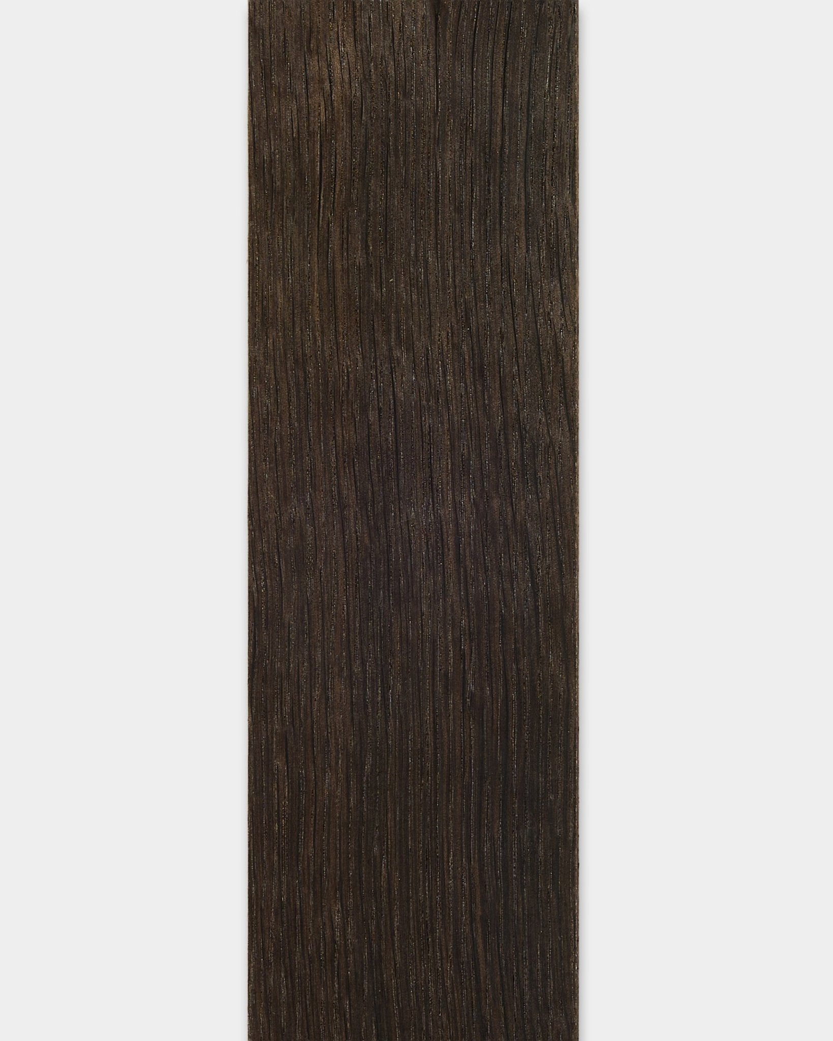WoodUpp Lamella Rustic Smoked Oak spile, 240 cm, har en mørk brown vertical trestruktur; egnet for kanttilpasning eller utskifting av Akustikkpanel spiler.