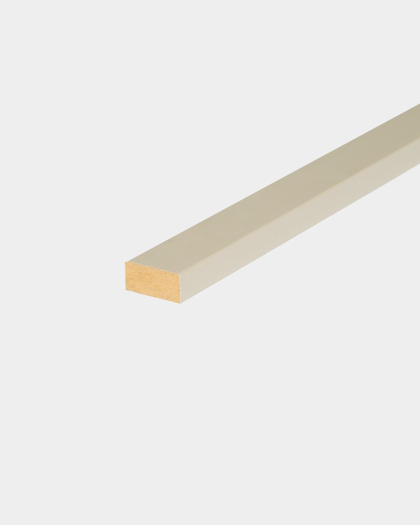 WoodUpp Lamella/Stone 240 cm spile for Akupanel kantavslutning, med en glatt beige overflate og synlig ende, utviklet for nordiske Akustikkpanel-installasjoner.