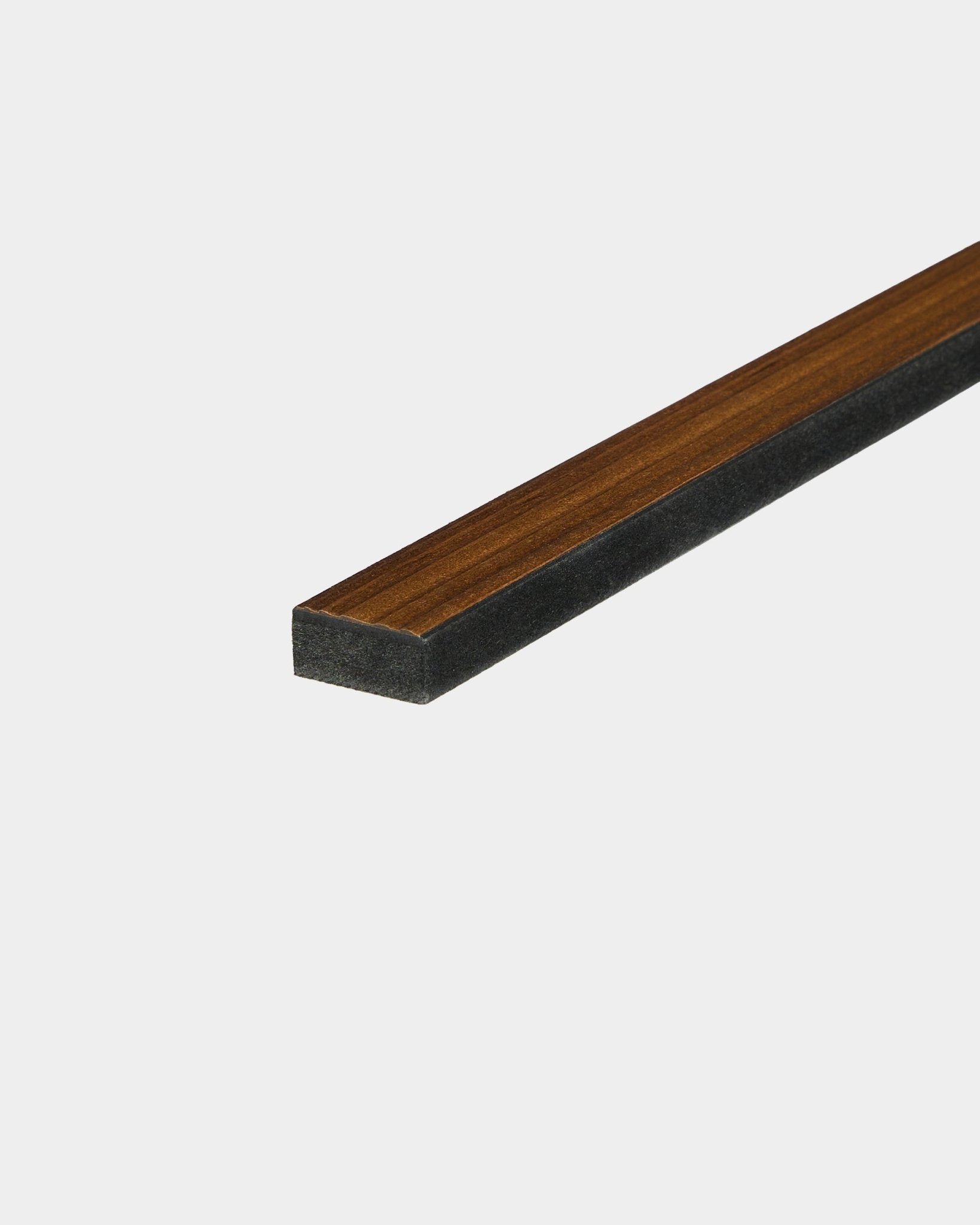 WoodUpp Lamella Rustic Smoked Larch Akustikkpanel, 240 cm, har en smal rektangulær trespile med mørk base og brown topp på hvit bakgrunn.