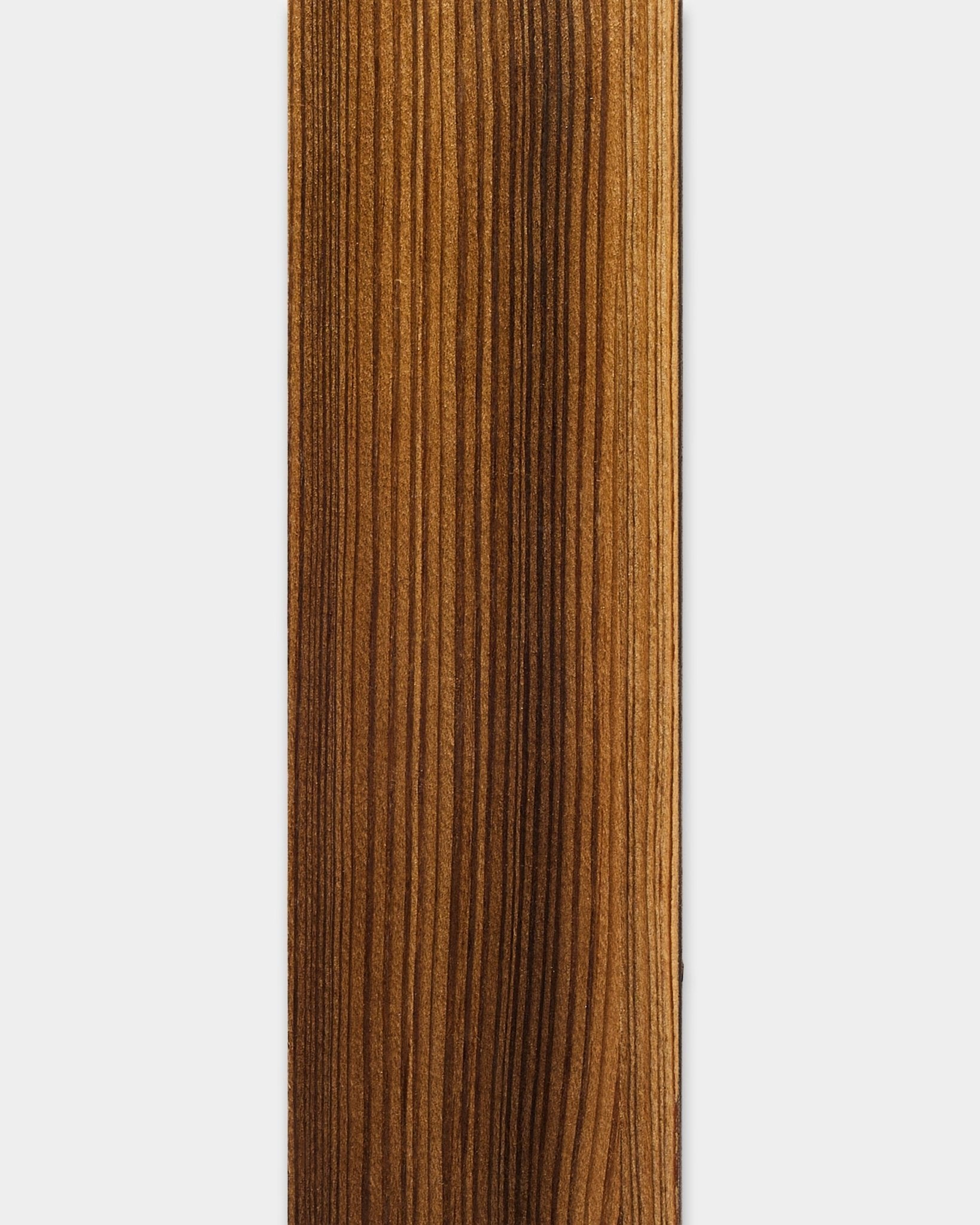 Rustic Smoked Larch Lamella, 240 cm fra WoodUpp – en glatt, mørk trespile laget for Akupanel akustikkpaneler eller som erstatningsspile til panel.