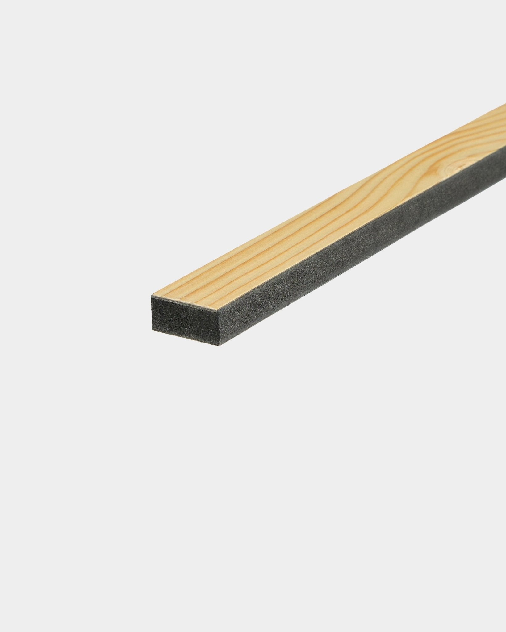 WoodUpp Lamella / Alp, 240 cm – tynn trespile med mørk akustisk skumbakside, laget for Akupanel listverk eller utskifting av spiler i paneler i nordisk stil.