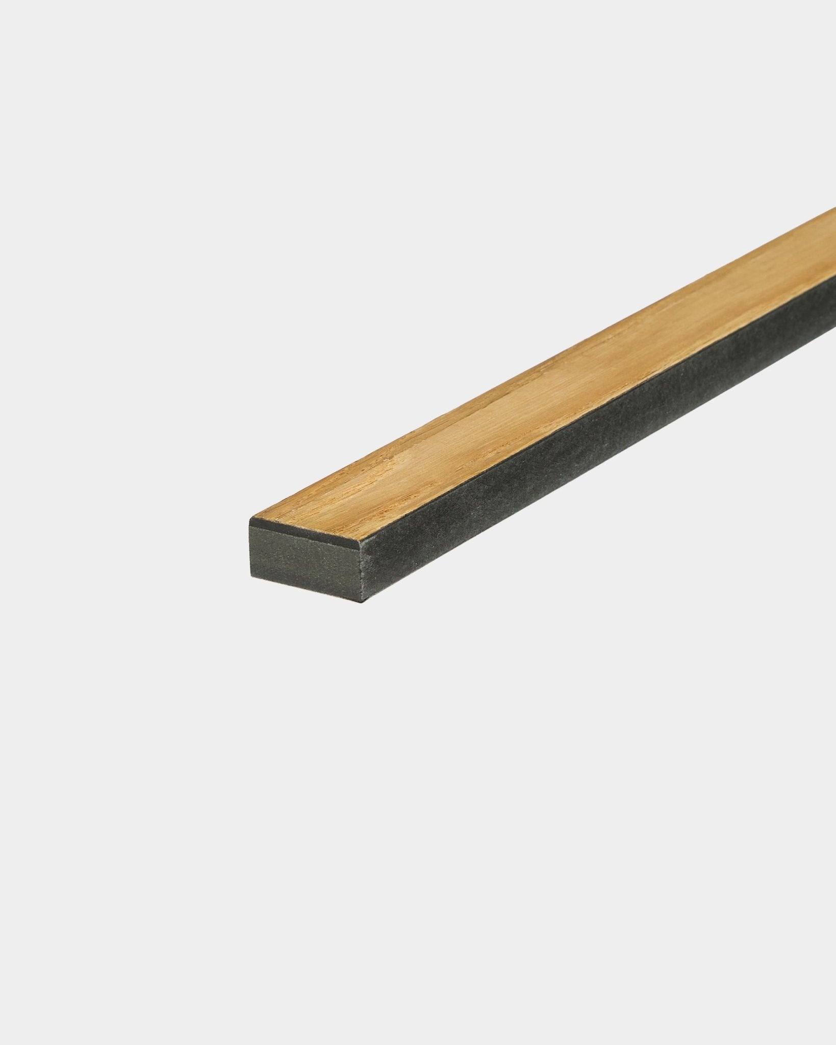WoodUpp Lamella Rustic Natural Oak, 240 cm rektangulær trelamell med black kanter, utviklet for Akupanel Akustikkpanel-prosjekter eller utskifting av lameller.