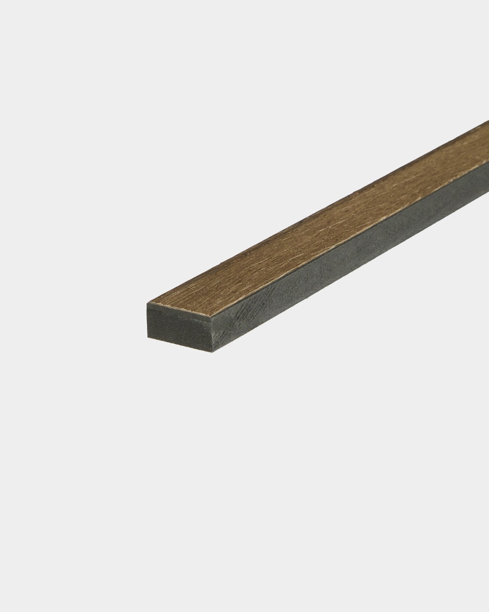 Nærbilde av en 240 cm Rustic Grey Oak Lamella fra WoodUpp, laget for kanttilpasning eller utskifting av Akupanel Akustikkpanel spiler.