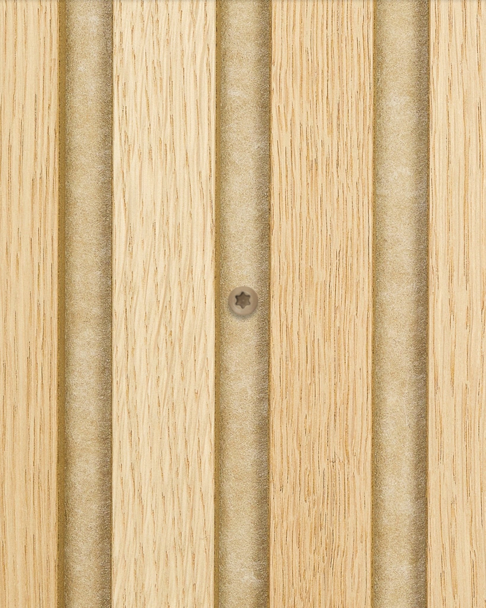 Nærbilde av beige WoodUpp Montering-skruer som fester Akupanel akustikkpanel i lyst tre med vertical spor; esken inneholder 100 deler.