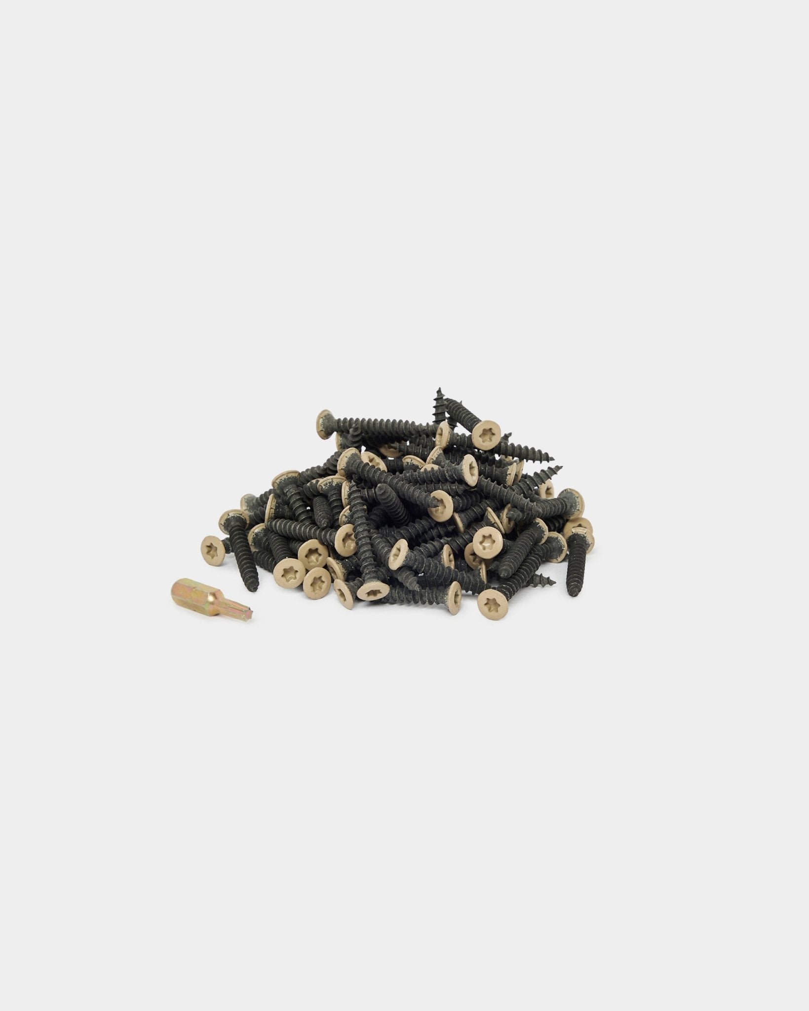 100 beige skruer og en veggplugg for montering av WoodUpp akustikkpaneler, vist på en enkel hvit bakgrunn.
