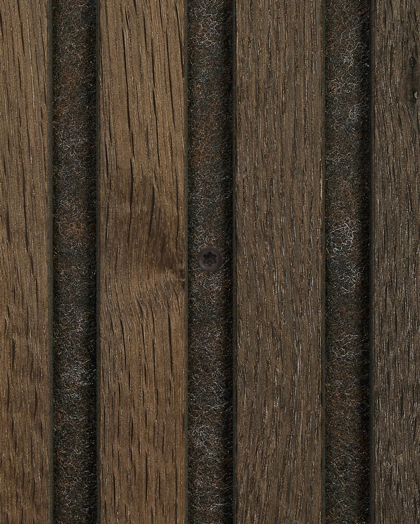 Nærbilde av bronzed brown skruer (100 stk.) for WoodUpp Montering, vist på vertical akustiske spilepaneler i tre med filt-bakside.