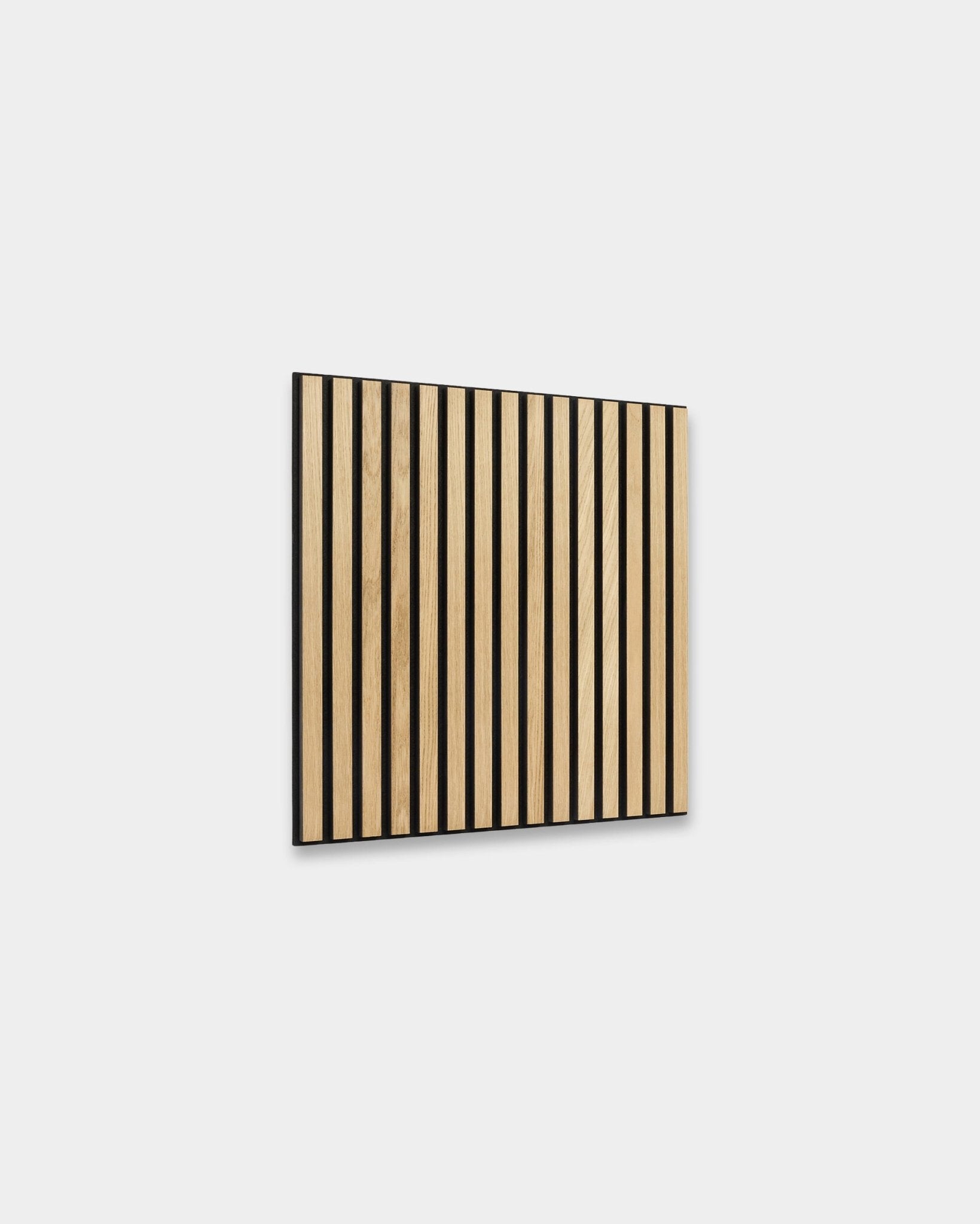 WoodUpp Akupixel Akustikkpanel, 60x60 cm, Classic Oak-spiler på black filt og MDF, i skandinavisk-inspirert minimalistisk nordisk design.