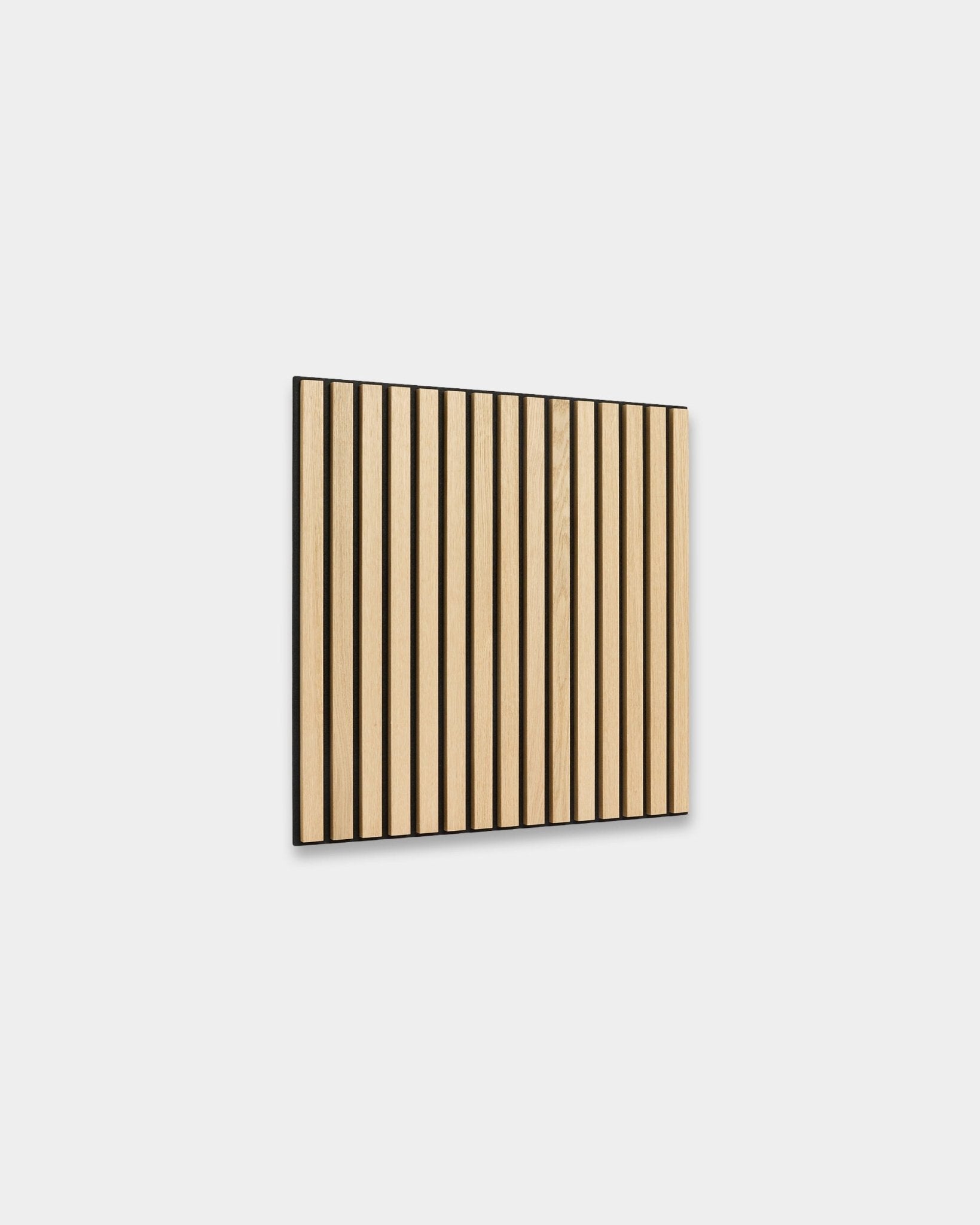 WoodUpp Akupixel Akustikkpanel i Classic Oak med black filt, 60x60 cm, med jevnt fordelte spiler og et minimalistisk nordisk design.