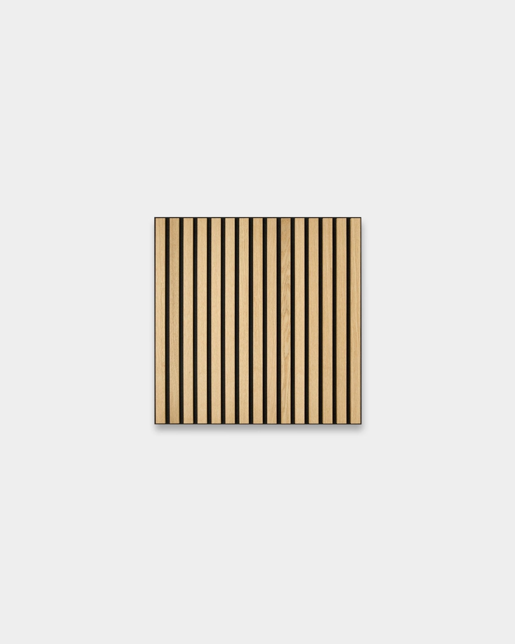WoodUpp Akupixel Classic Oak Akustikkpanel, 60x60 cm, med vertical lyse eikespiler i tre og black filtstriper på en lys grå bakgrunn.