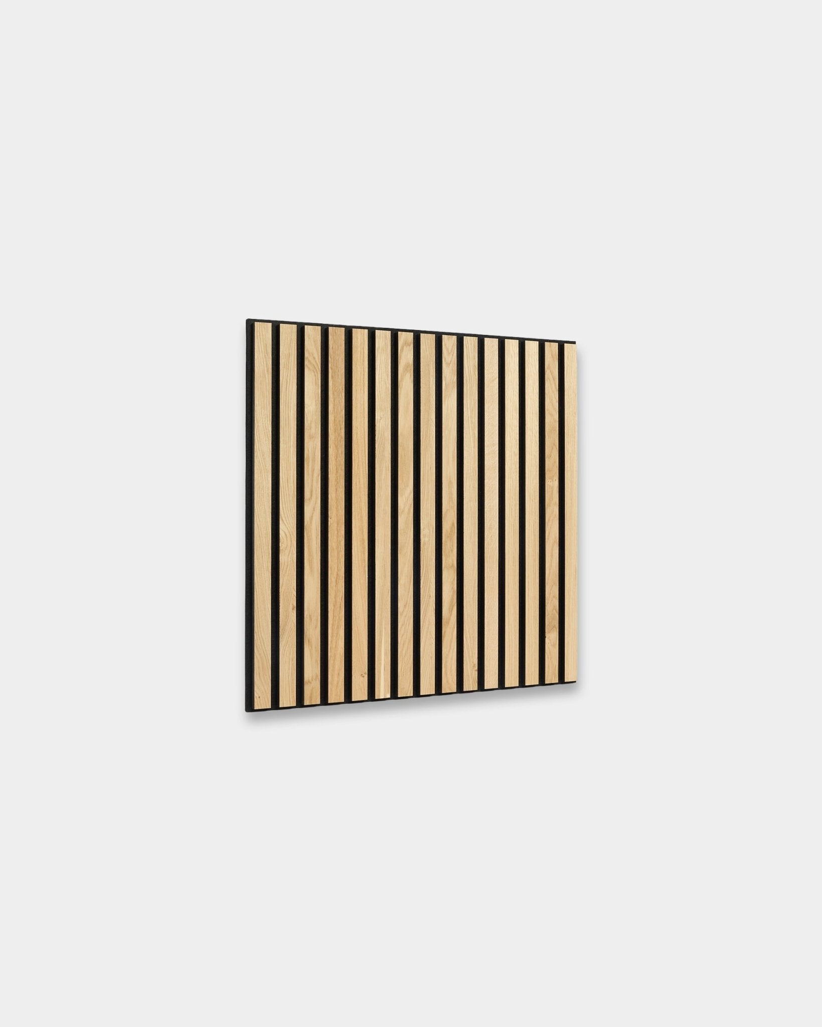 WoodUpp Akupixel Rustic Natural Oak Akustikkpanel, 60x60 cm, med vertical eik og black spiler på en lys grå bakgrunn, for nordiske interiører.