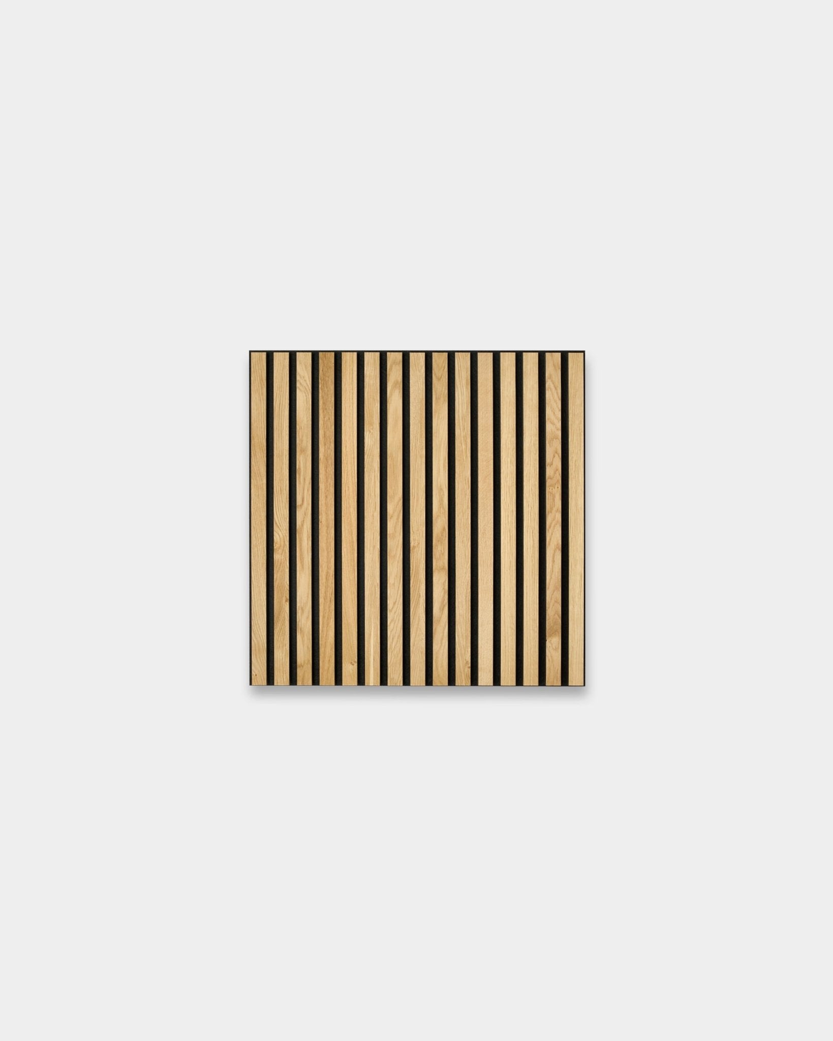 WoodUpp Akupixel Rustic Natural Oak 60x60cm Akustikkpanel med vertical lys eik og black striper, vist mot en enkel lys grå bakgrunn.