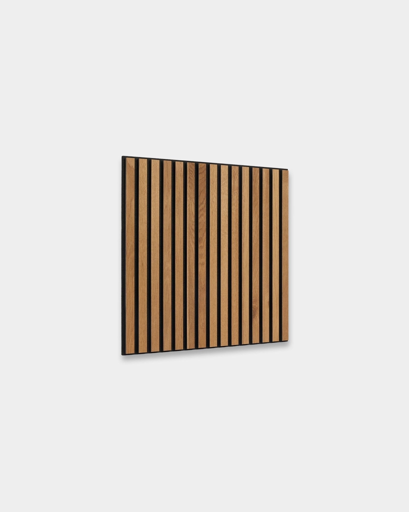 WoodUpp Akupixel Rustic Brown Oak 60x60 cm Akustikkpanel med vertical lameller og black mellomrom, vist mot en lys grå nordisk interiørvegg.