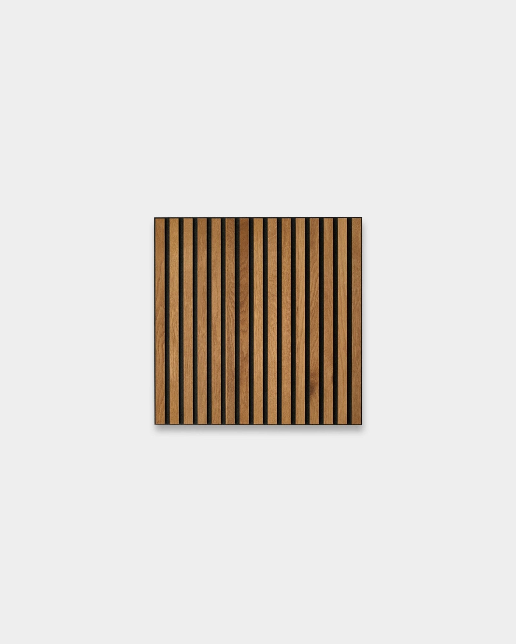 Akupixel Brown Oak 60x60 cm Akustikkpanel fra WoodUpp har nordisk design med vekslende lyse brown trefelter og black striper på grå bakgrunn.