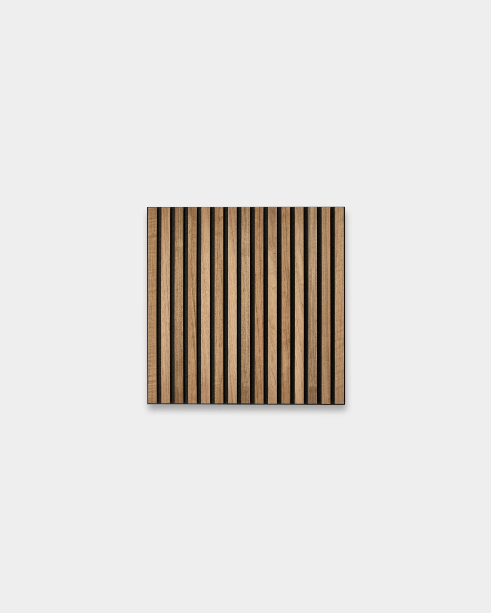 WoodUpp Akupixel Akustikkpanel i valnøtt, 60 x 60 cm, har et skandinavisk spiltdesign med vekslende lyse og mørke trestriper på en grå base.
