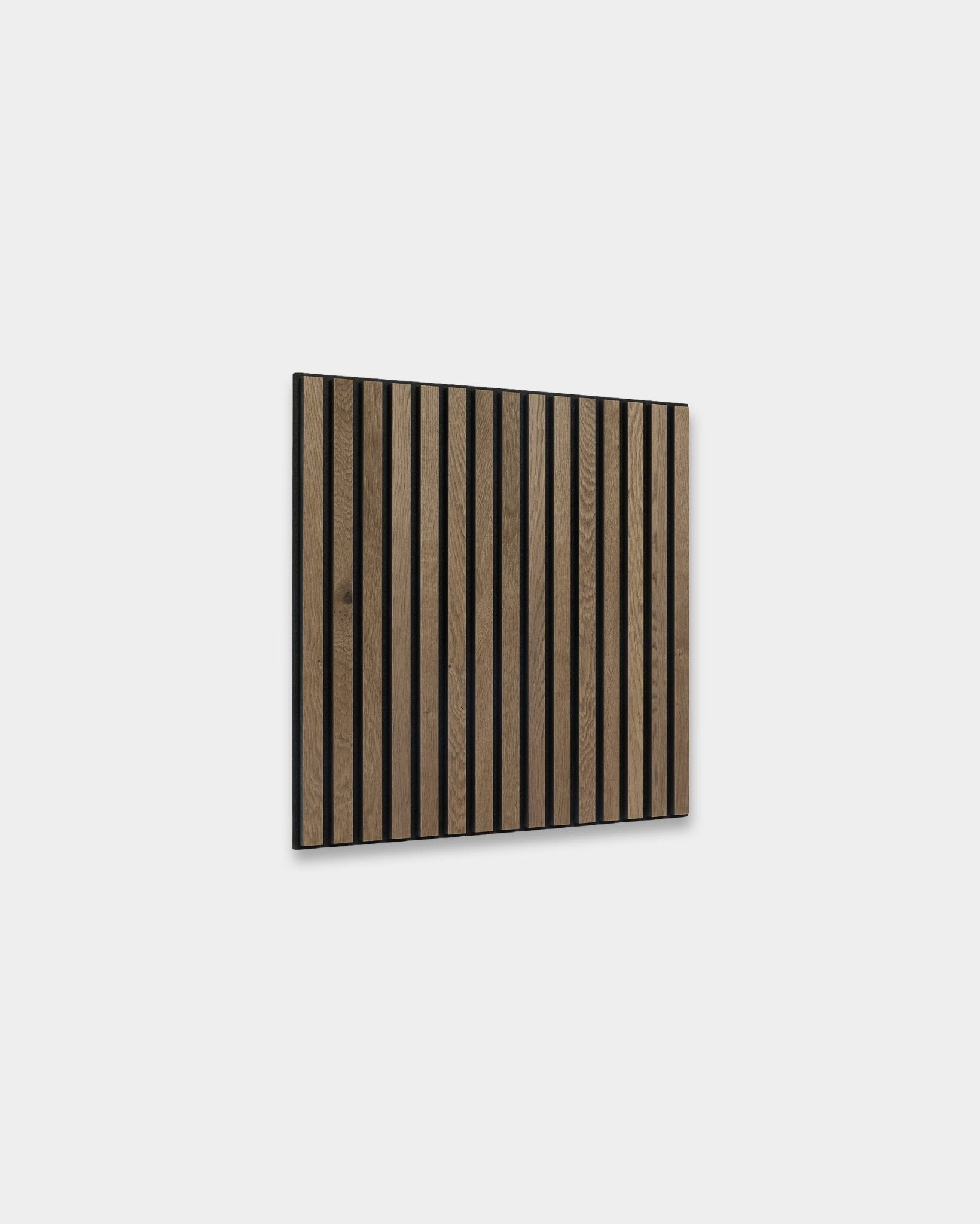 WoodUpp Akupixel Akustikkpanel i grey oak, 60x60 cm, med vertical mørke brown lameller i skandinavisk stil på en lys grå vegg.