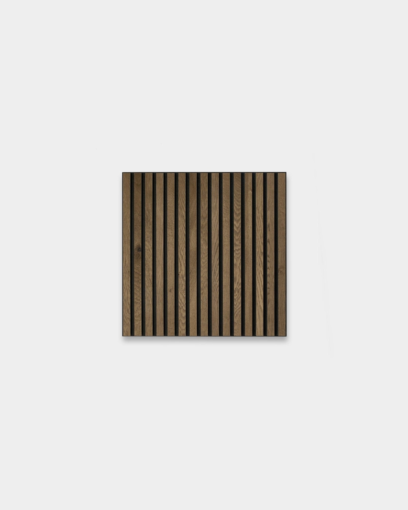 WoodUpp Akupixel Grey Oak 60x60 cm: kvadratisk skandinavisk Akustikkpanel med vertical mørke og lyse eikelameller på en lys grå bakgrunn.