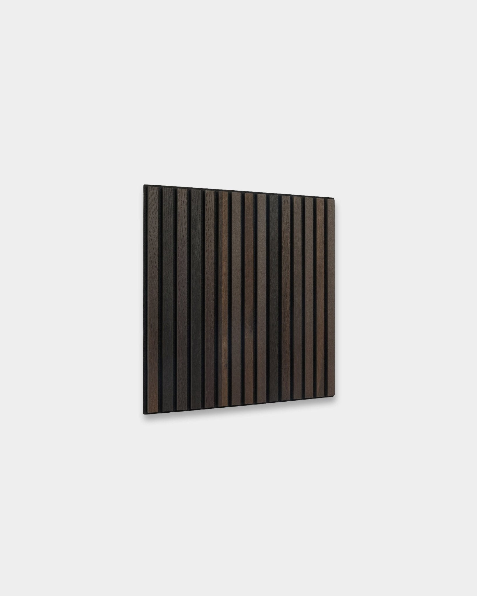 WoodUpp Akupixel Akustikkpanel i Smoked Oak, 60x60 cm, med vertical black og mørke brown lameller i et nordiskinspirert, minimalistisk design.