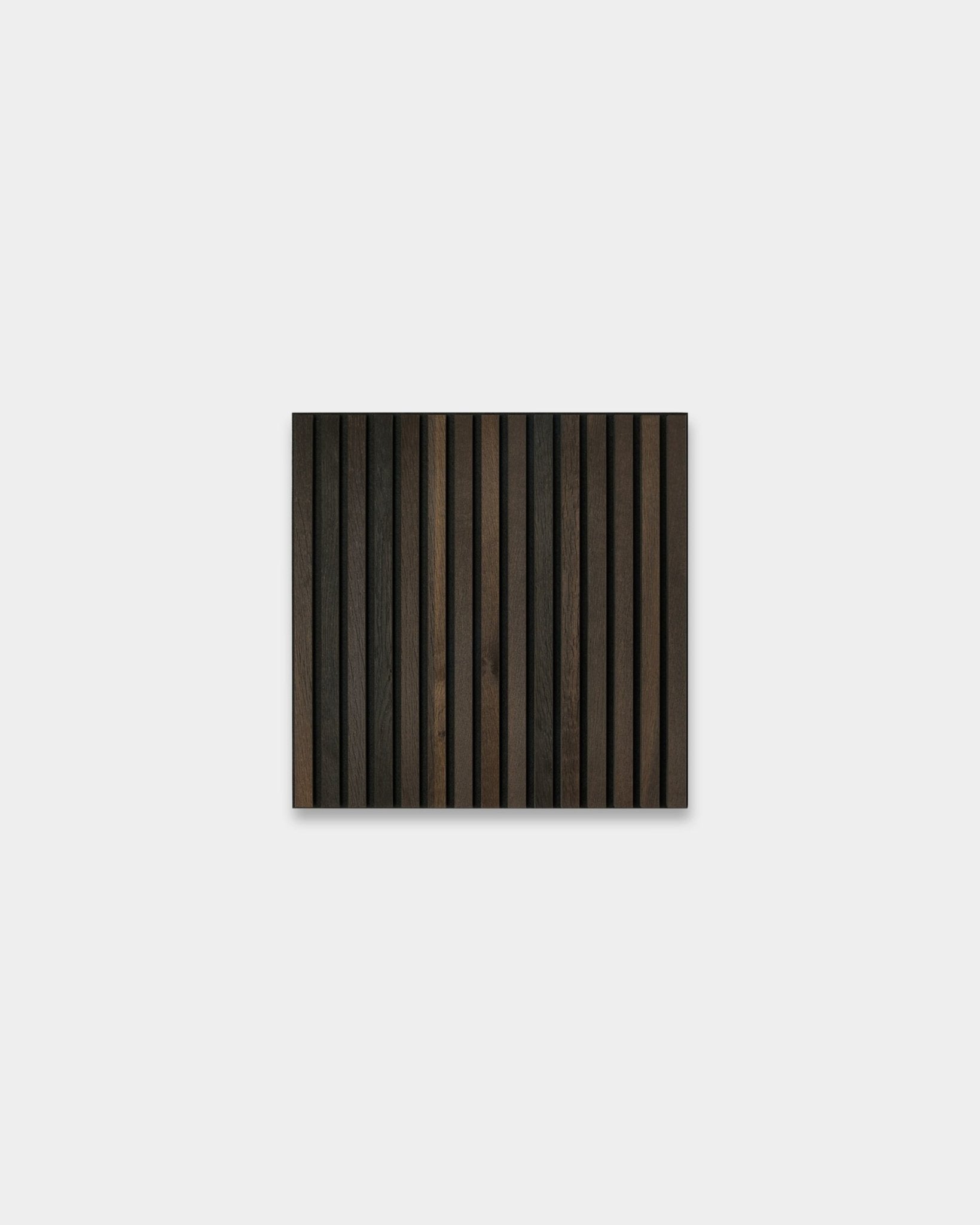 WoodUpp Akupixel Smoked Oak Akustikkpanel, 60x60 cm, rektangulær med mørke og lyse brown trelameller på en lys grå bakgrunn i skandinavisk stil.