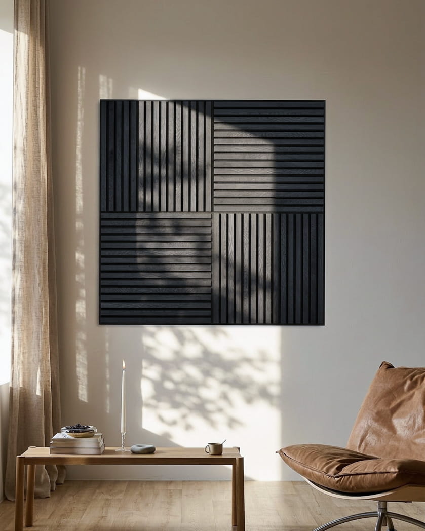 WoodUpp Akupixel Akustikkpanel, 60x60 cm, har black trespiler i ask på filtbase; et minimalistisk skandinavisk design som passer i moderne interiører.
