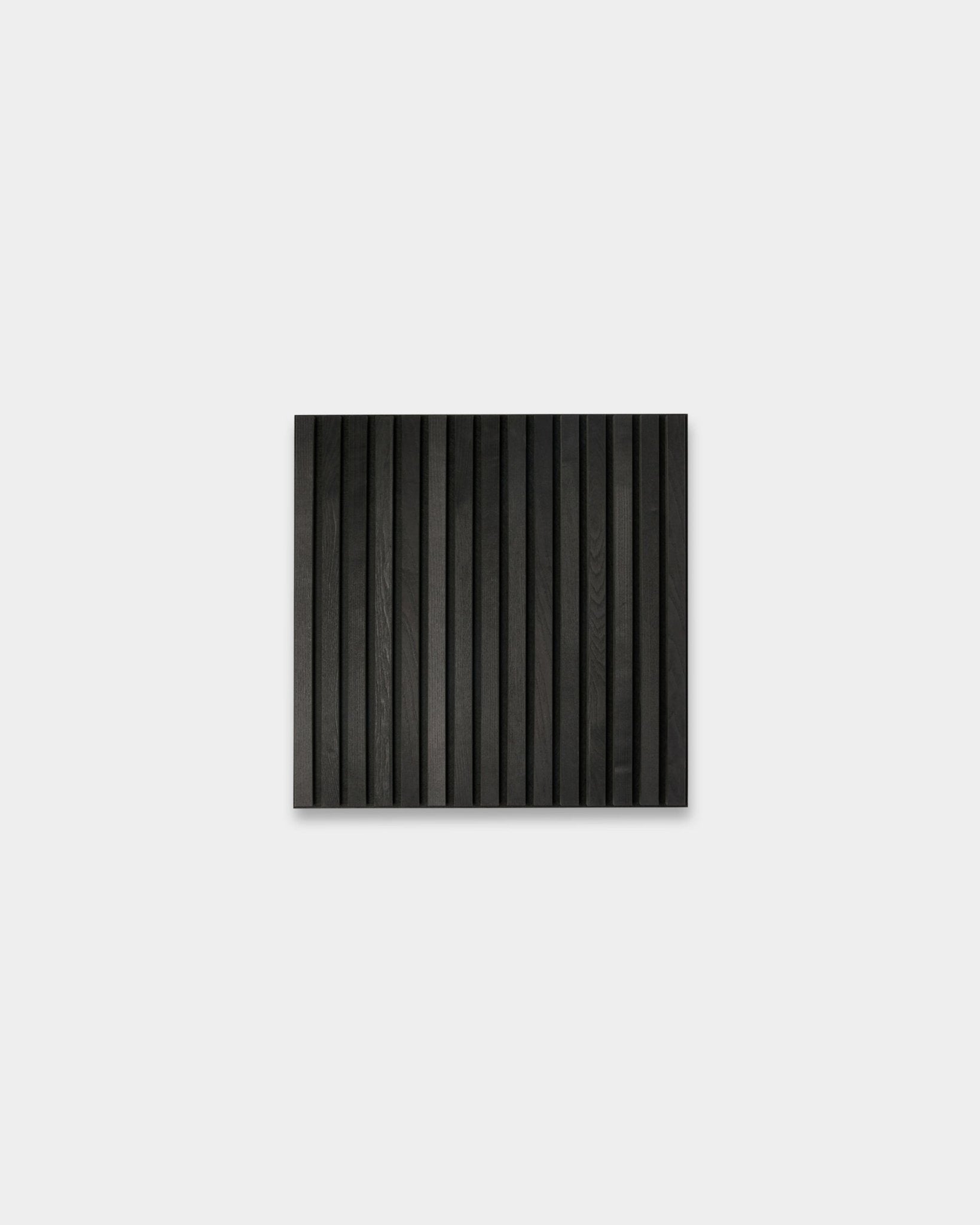 WoodUpp Akupixel Black Ask Akustikkpanel, 60x60 cm, med vertical spor for minimalistiske nordiske interiører; en del av Tonal-kolleksjonen.