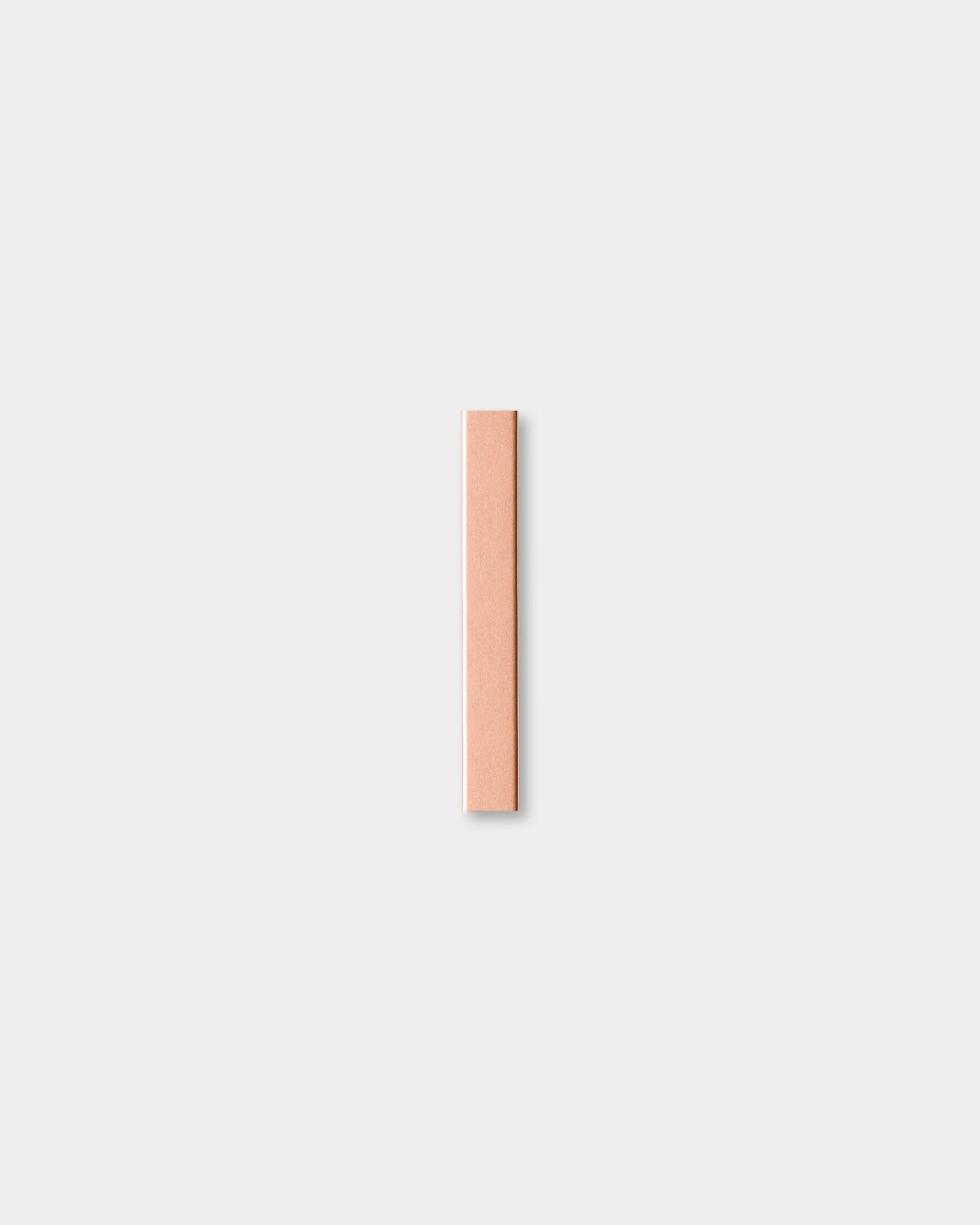 Det akustiske trepanelet Liva | Cover / Copper fra WoodUpp, som måler 20 cm, er sentrert mot en ensfarget lys grå bakgrunn.