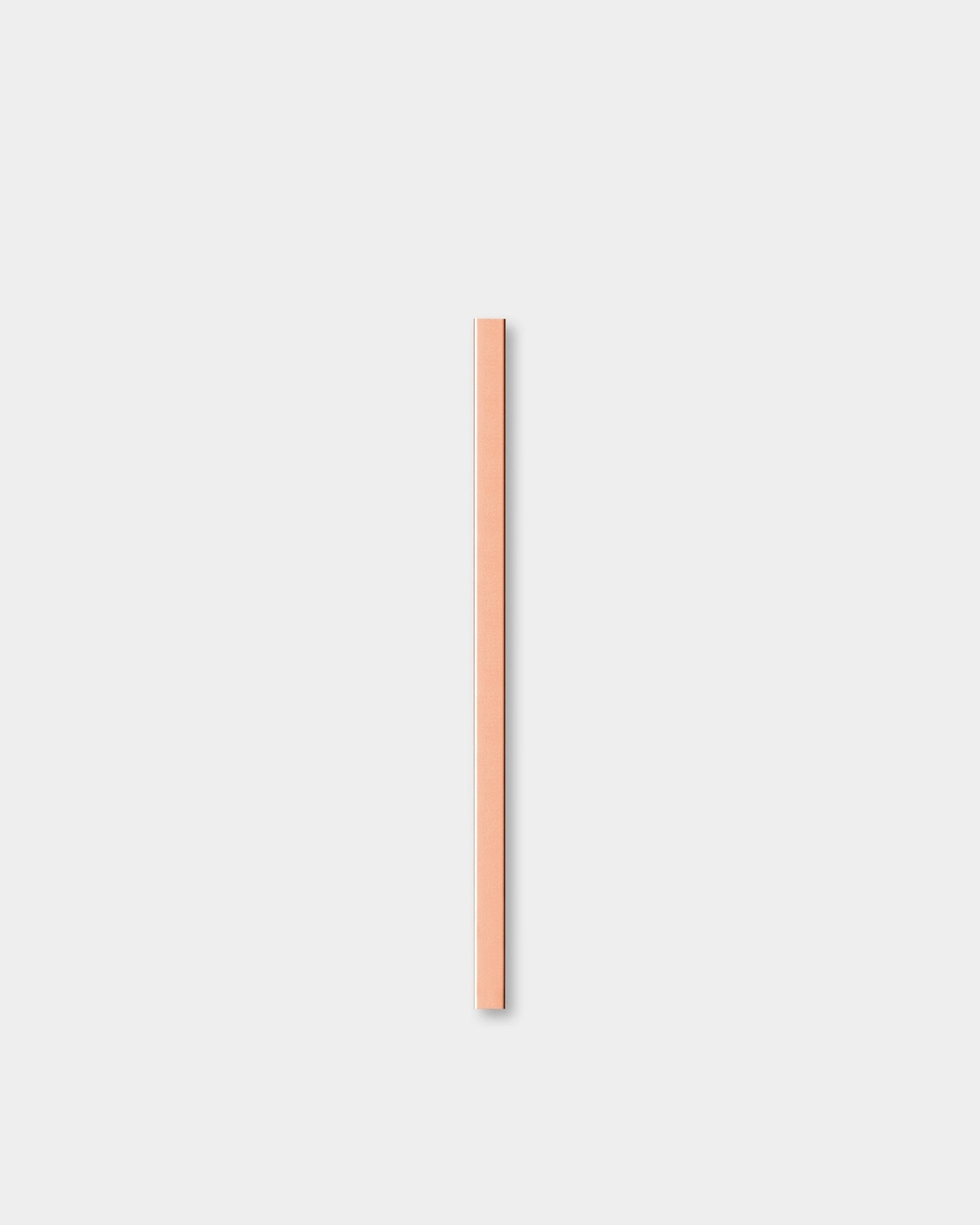 Liva | Cover / Copper, 60 cm Akustikkpanel fra WoodUpp står vertikalt mot en enkel, lys grå bakgrunn.