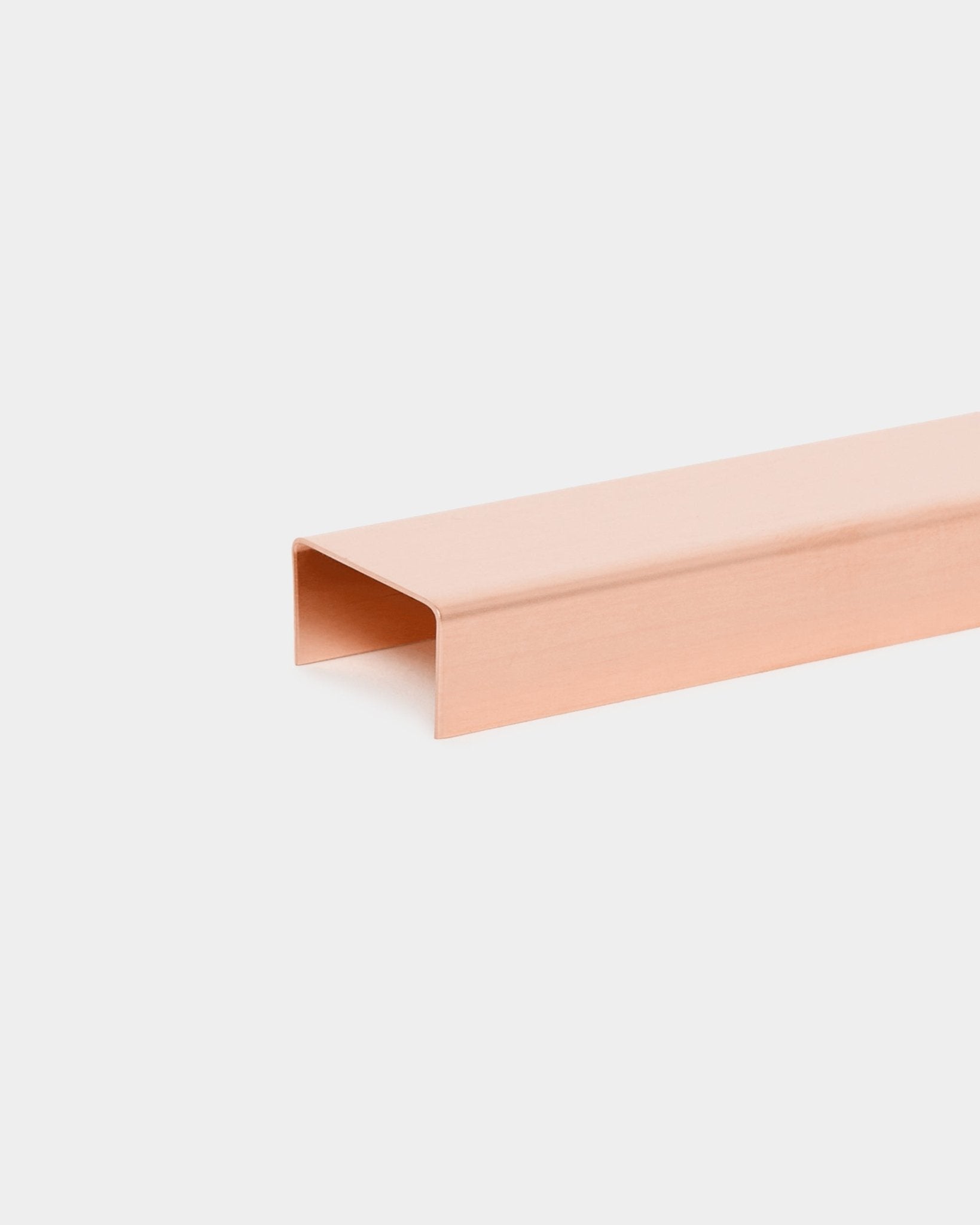 Liva | Cover / Copper, 60 cm fra WoodUpp er en copper-colored metallisk Akustikkpanel laget for bruk som en dekorativ detalj på hvite vegger.