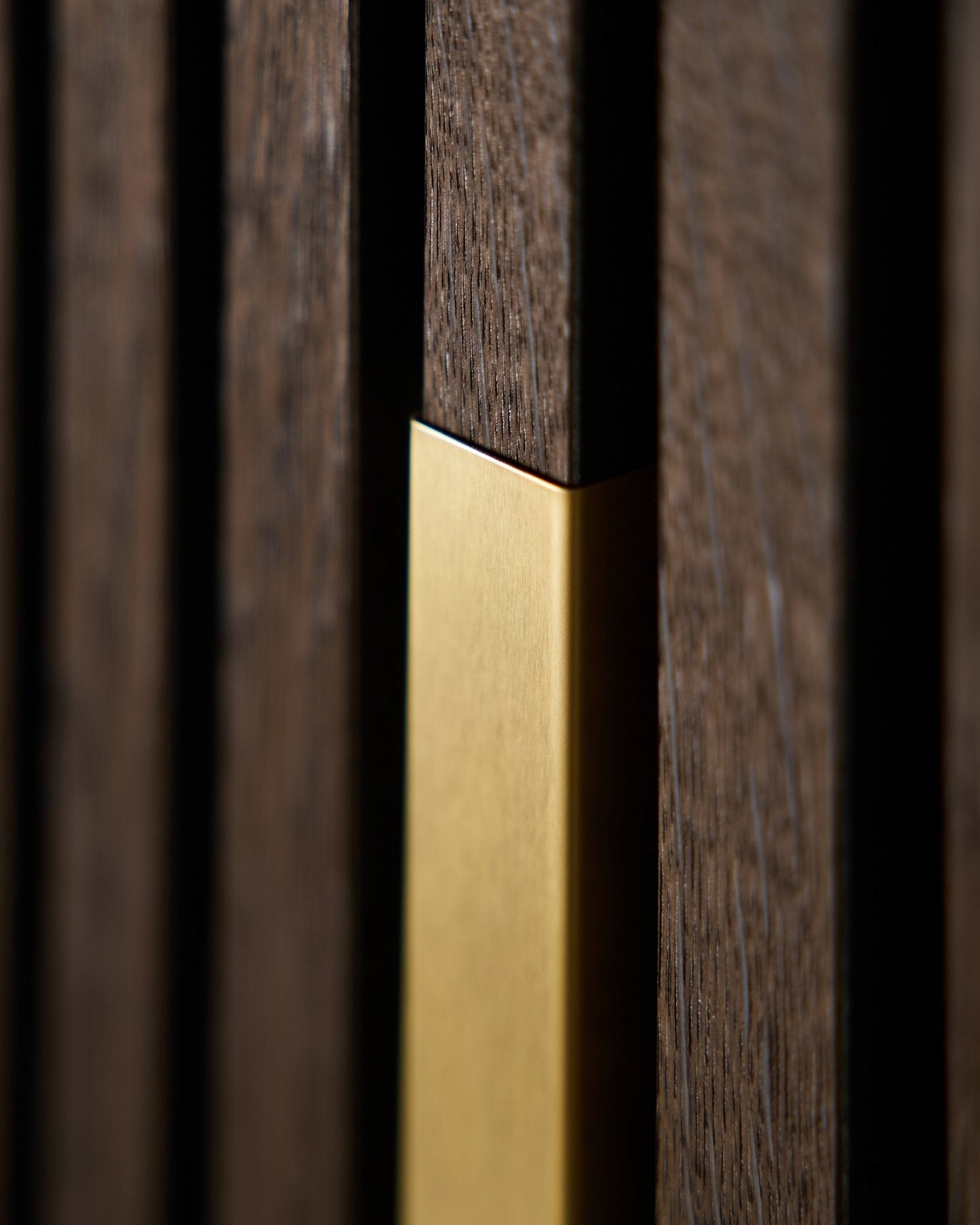 Nærbilde av WoodUpp Liva | Cover / Brass, 120 cm – et vertical Akustikkpanel med matt gullfarget kant, utformet for dekorativ bruk på vegg.