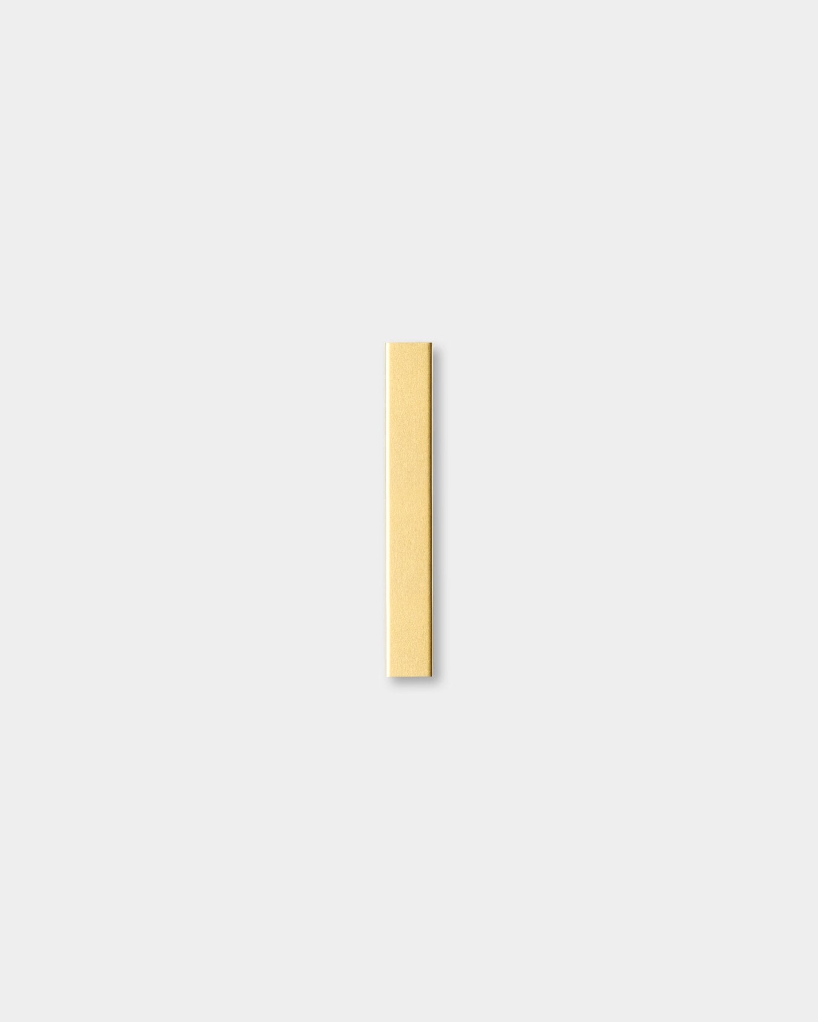 Enkelt vertical Akustikkpanel fra WoodUpps Liva-kolleksjon i beige med detaljer i brass, 20 cm bredt, sentrert mot en enkel lysegrå bakgrunn.