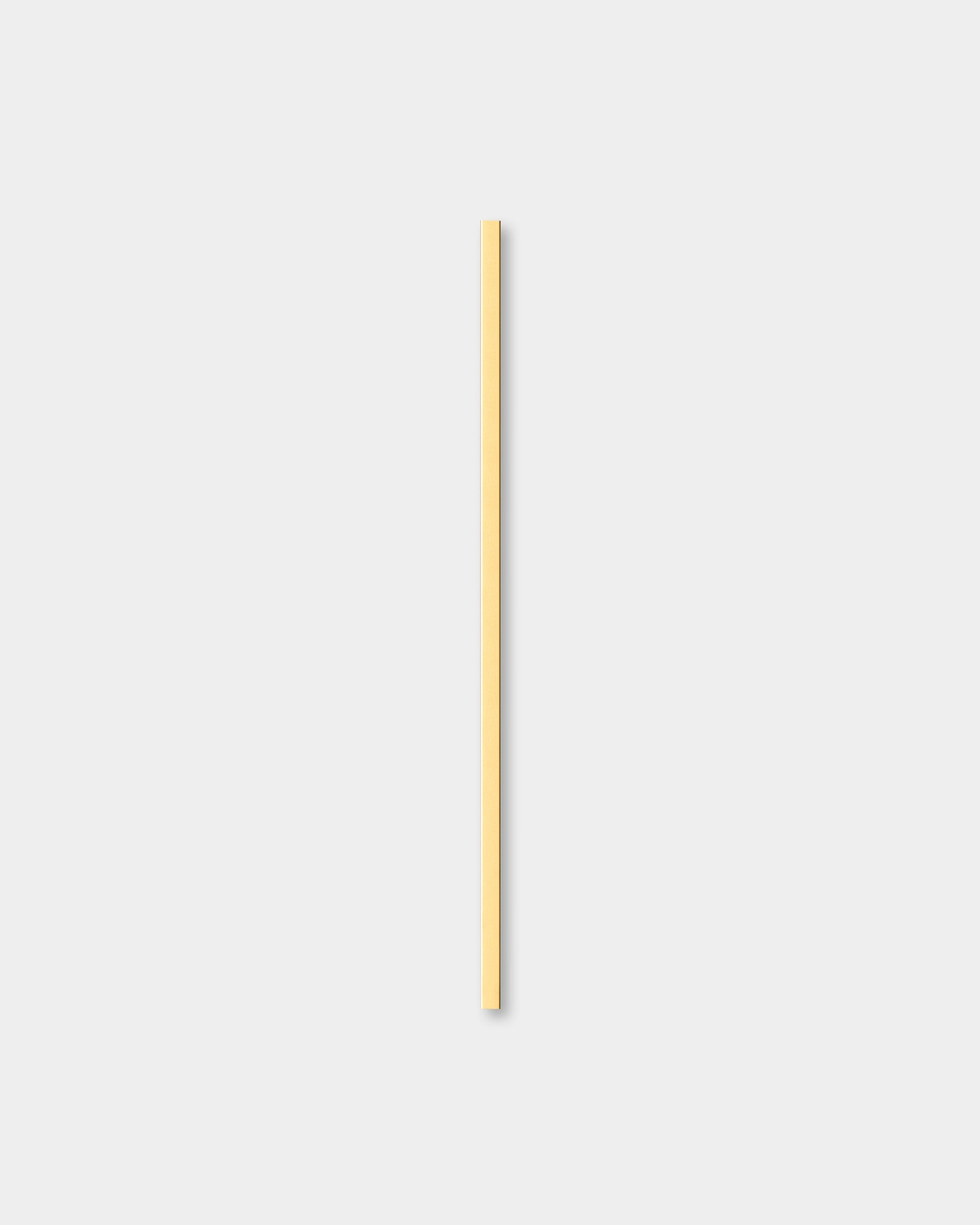 Liva | Cover / Brass, 120 cm Akustikkpanel fra WoodUpp er plassert mot en enkel, lys grå bakgrunn og viser det minimalistiske, nordiske uttrykket sitt.