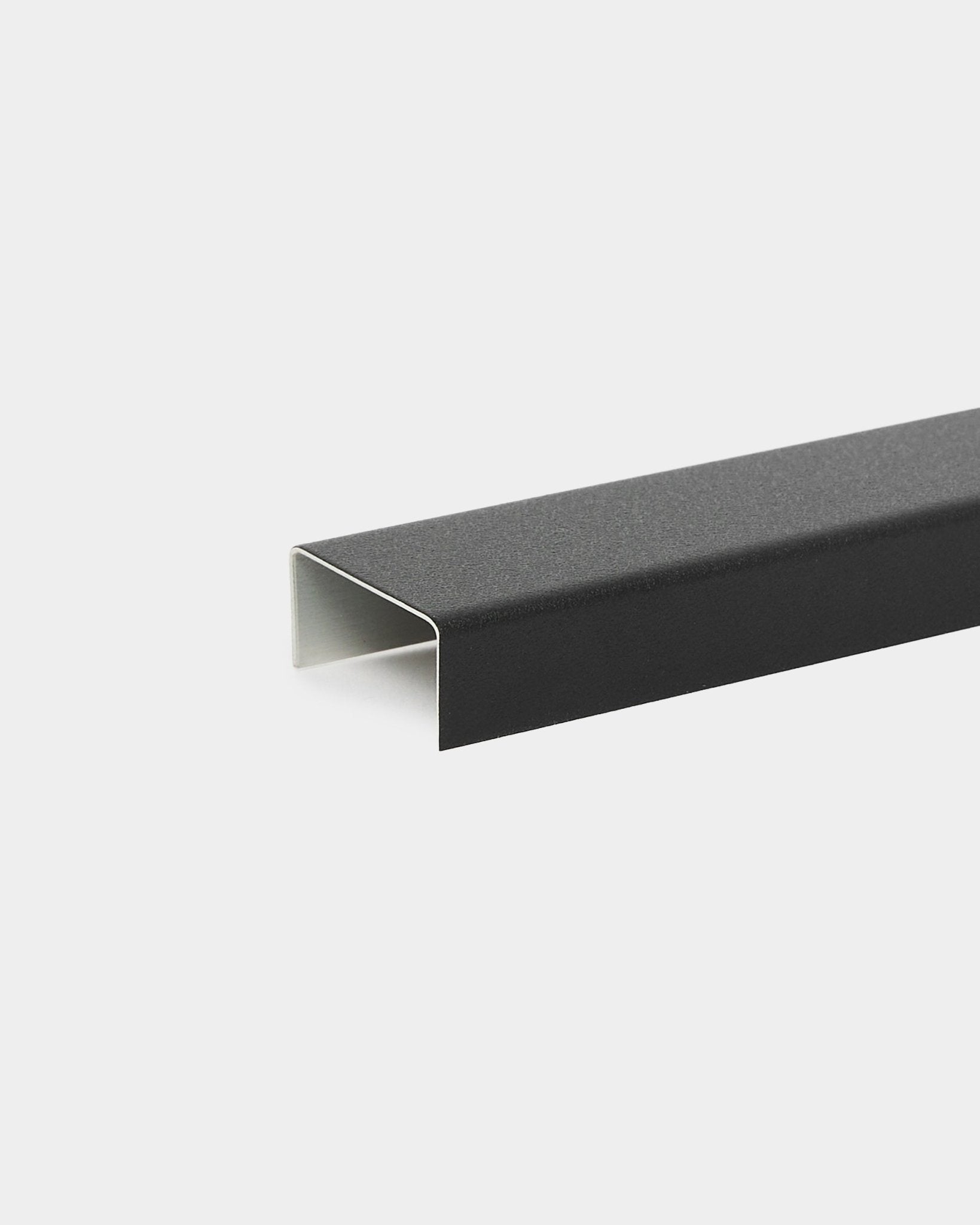 Matt black U-profil i aluminium, 20 cm, fra WoodUpp, utformet som et Akupanel tilbehør eller deksel som kompletterer nordiske akustiske trepaneler.
