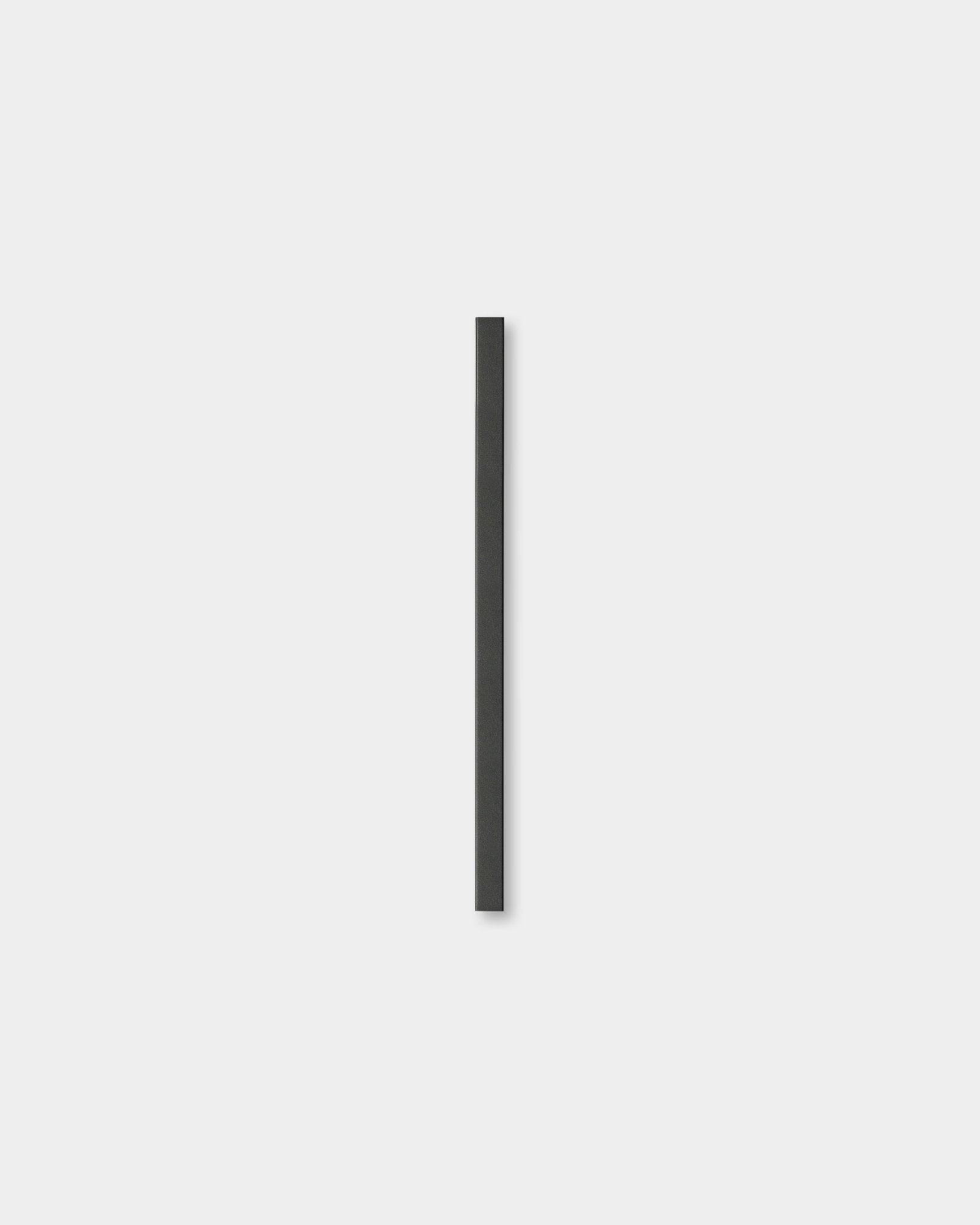 Liva | Cover / Black Aluminum 60 cm fra WoodUpp er et minimalistisk Akustikkpanel med én black vertical linje på en lys grå bakgrunn.