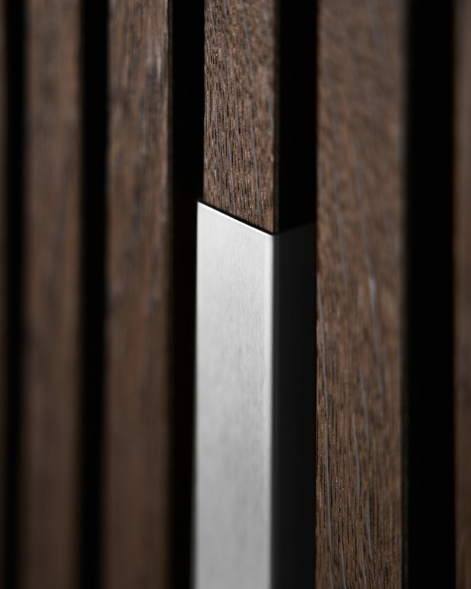 Nærbilde av WoodUpp Akupanel Liva | Cover—20 cm i polert steel med vertical trespiler, som fremhever den nordiske teksturen og kontrasten i dette Akustikkpanel.
