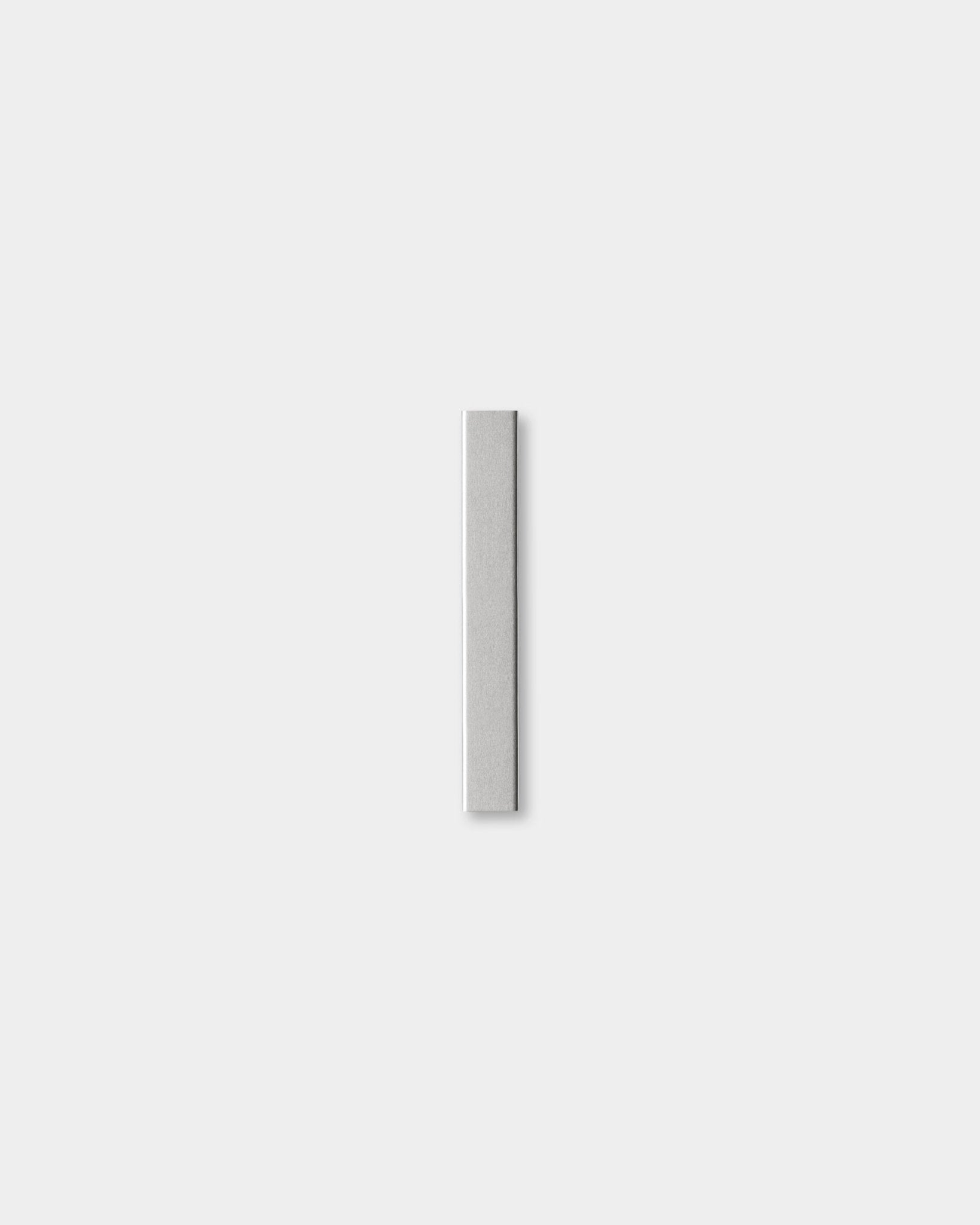 Liva | Cover fra WoodUpp, et polert steel Akustikkpanel-tilbehør (20 cm), er plassert sentrert mot en lys grå bakgrunn.