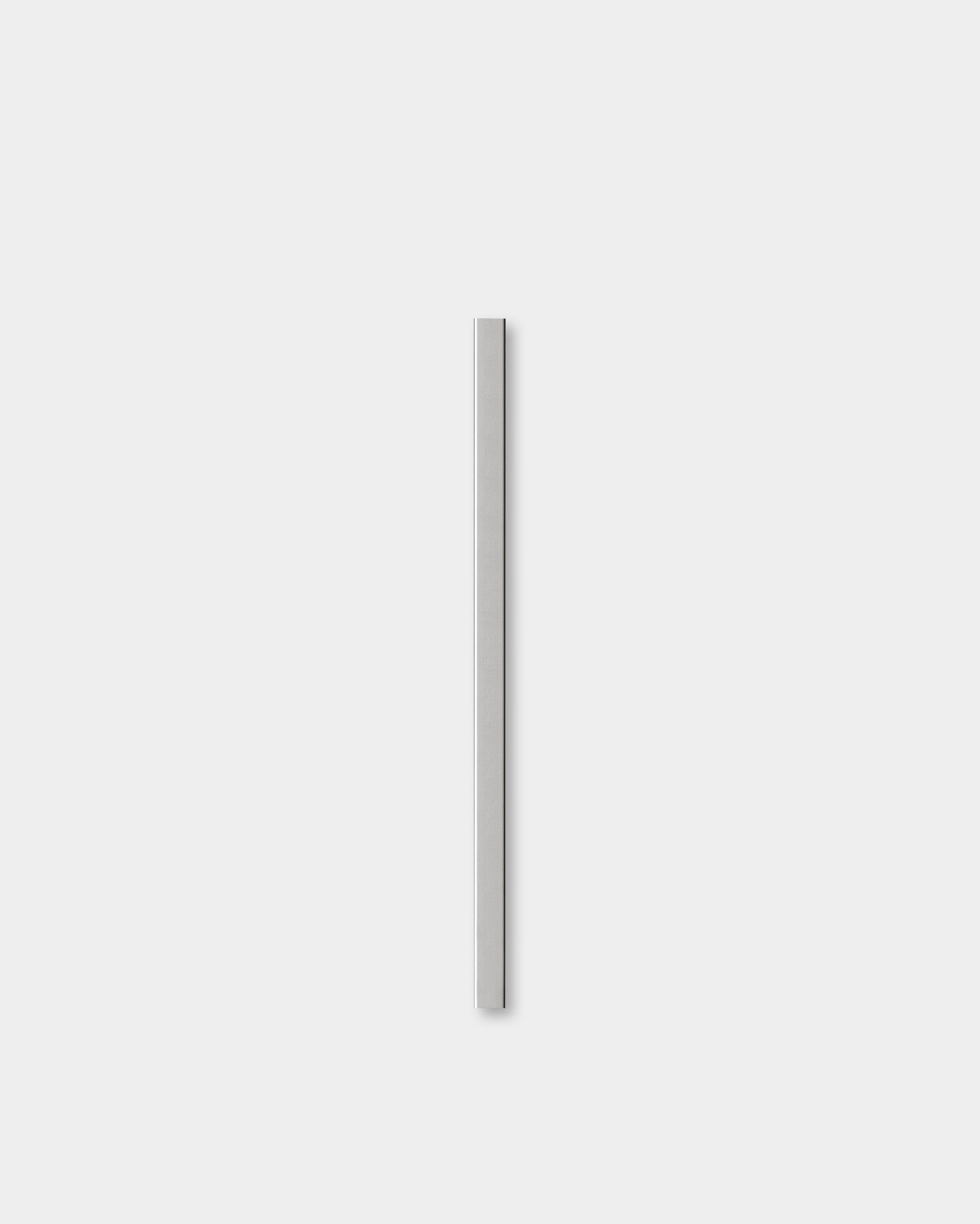 Liva | Cover i polert steel (60 cm) fra WoodUpp vist mot en lys grå bakgrunn, som fremhever det minimalistiske nordiske Akustikkpanel-designet.