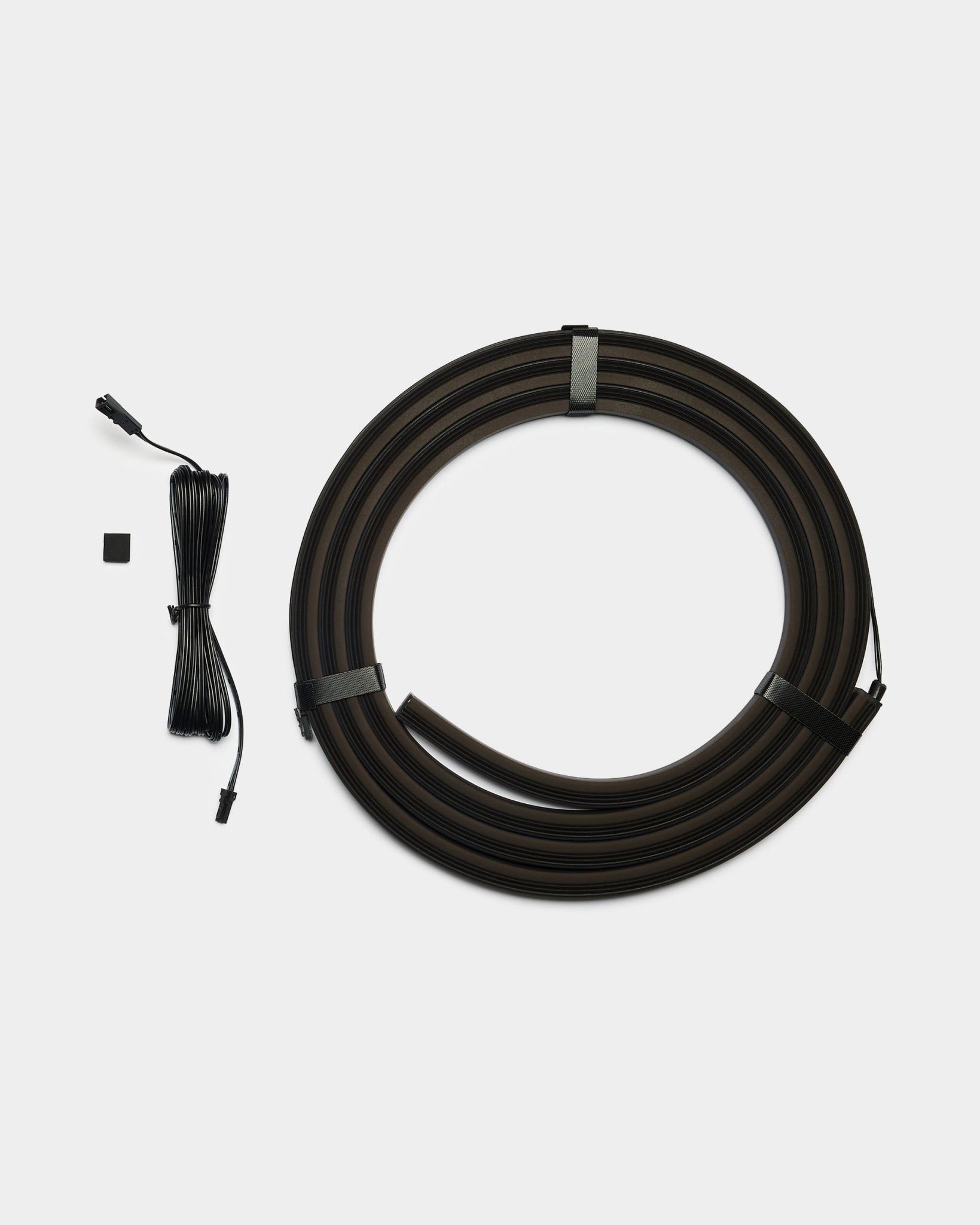 Lumi LED-lyslist fra WoodUpp, med to black striper på 240 cm med koblinger og en small komponent; utviklet for integrering med akustikkpaneler, kompatibel med Philips Hue.