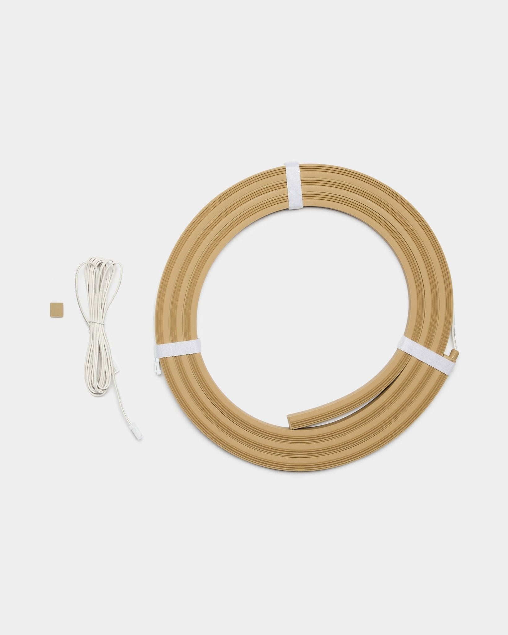 WoodUpp Lumi LED-lyslist i beige, 240 cm lang, utviklet for å integreres med Akupanel akustikkpaneler eller andre WoodUpp LED-prosjekter.