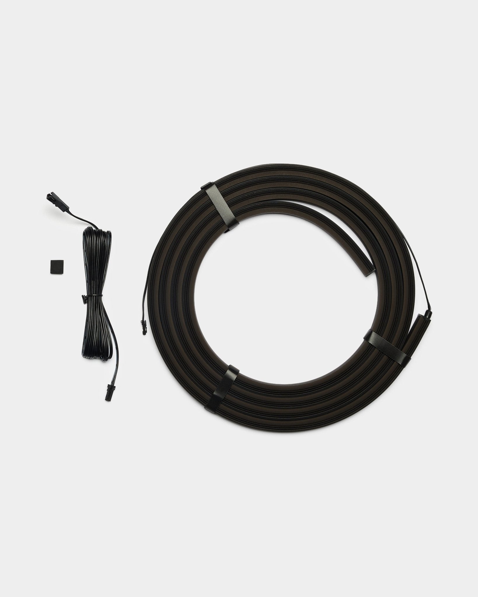 WoodUpp Lumi 300 cm black LED-lyslist med koblinger, kompatibel med Philips Hue, inkluderer lang black kabel og small black rektangulær koblingsdel.