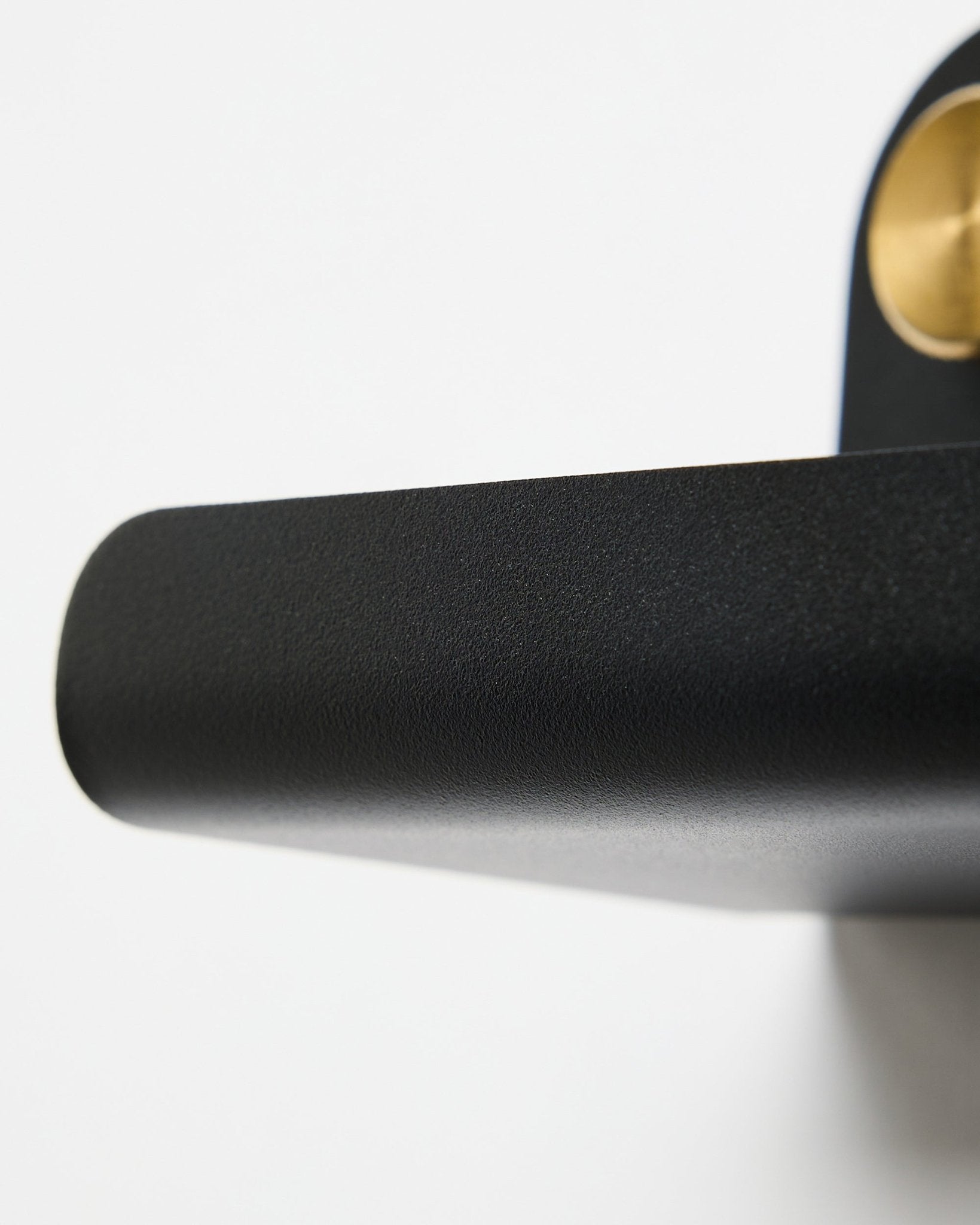 Nærbilde av et black dørhåndtak og WoodUpp Norr | Narrow Shelf i black, 51,9 cm, plassert mot en hvit bakgrunn.