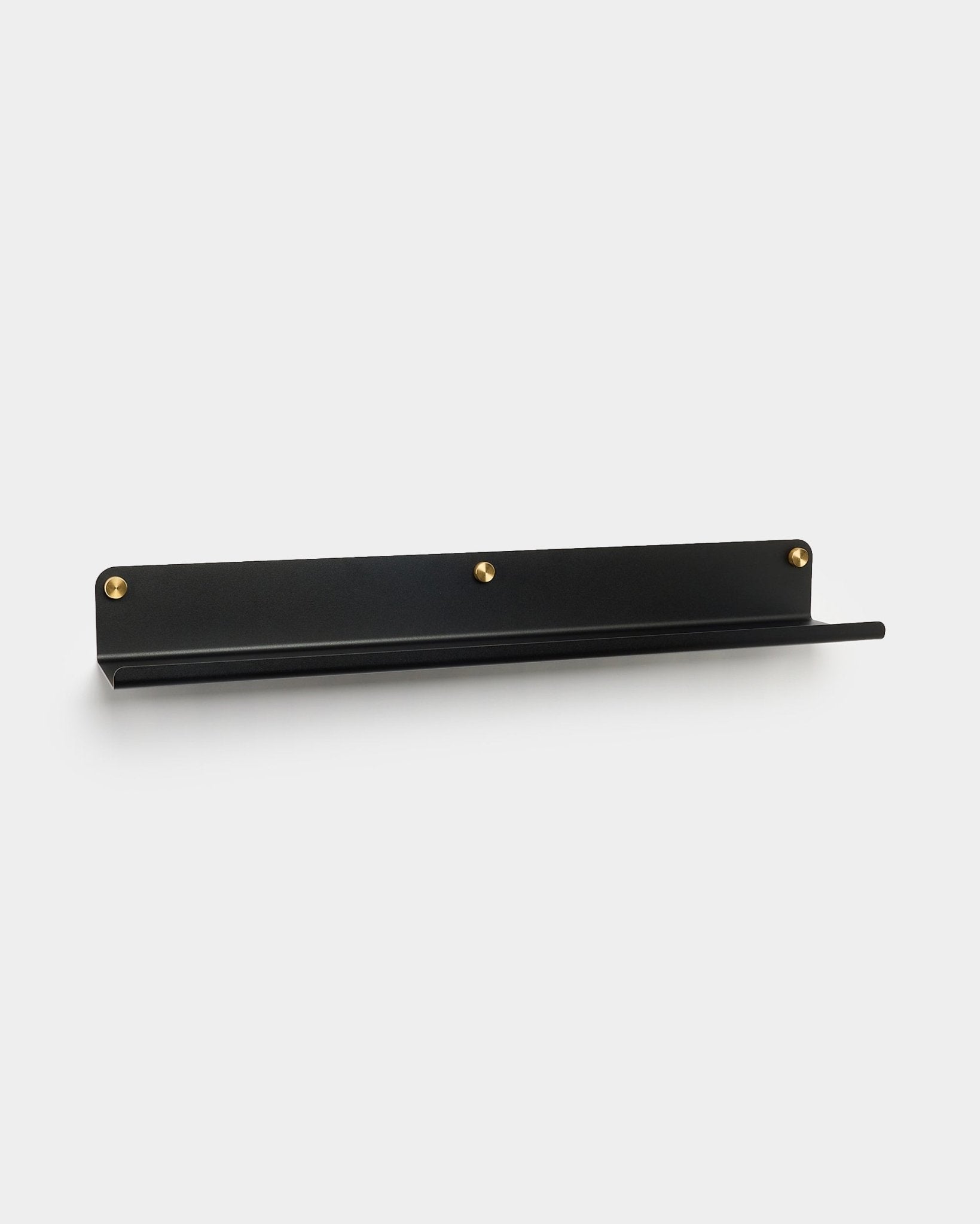 Den Norr brede hyllen i black (75,9 cm) fra WoodUpp, laget av galvanisert steel med tre gullskruer, tilbehør til Akupanel, vist mot en ren hvit bakgrunn.
