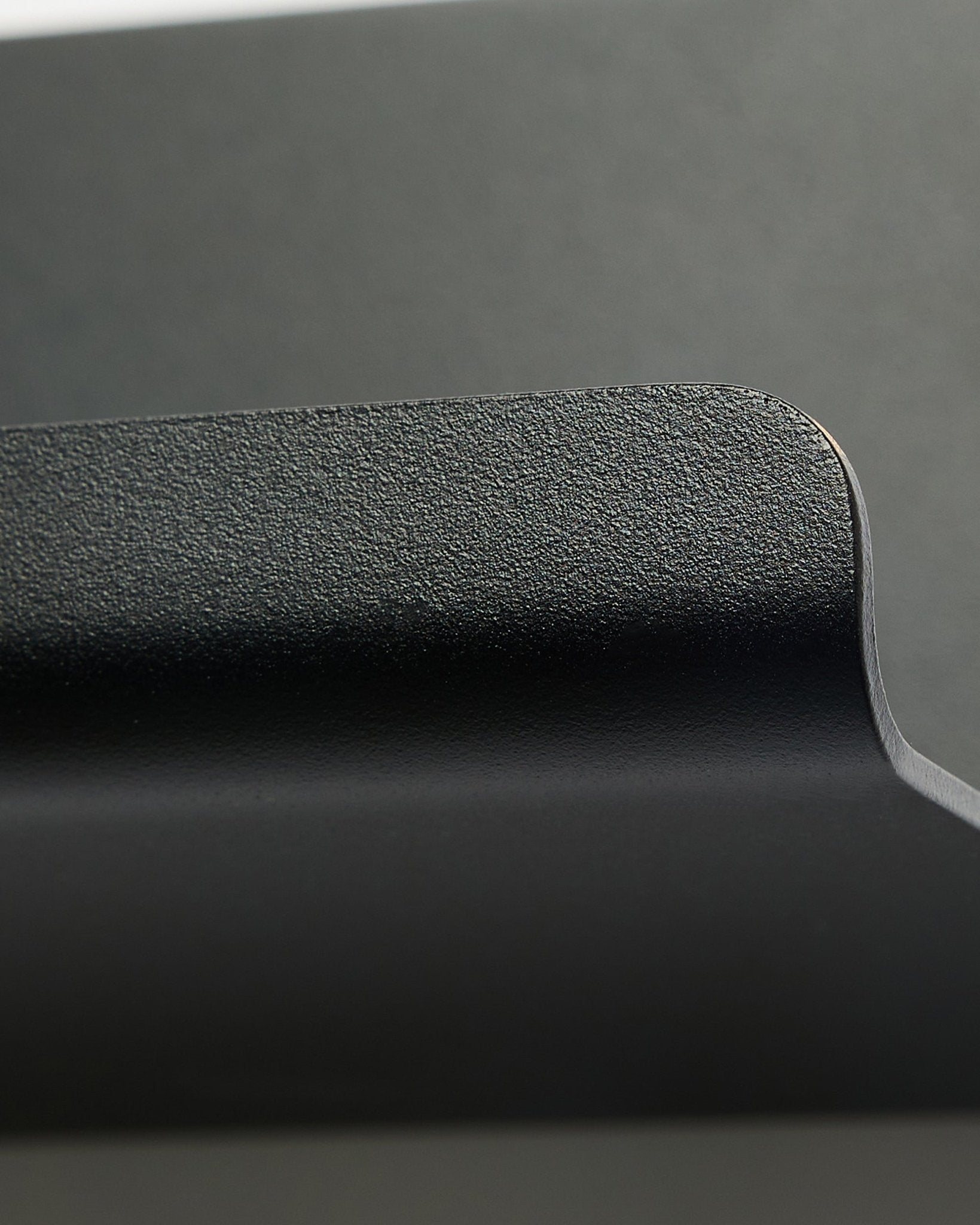 Norr | Wide Shelf fra WoodUpp i black, 75,9 cm, som viser en teksturert, buet kant og minimalistisk nordisk design mot en glatt grå bakgrunn.
