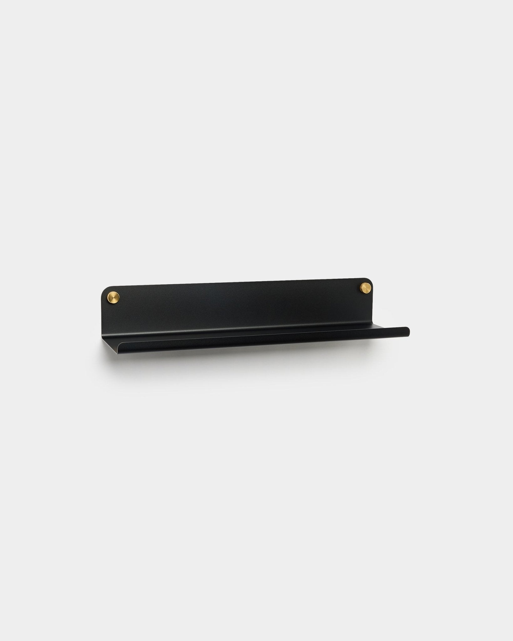 WoodUpp Norr Wide Shelf i black, 51,9 cm, har et minimalistisk design i pulverlakkert metall og monteres med gullskruer, som passer godt sammen med Akupanel-systemer.