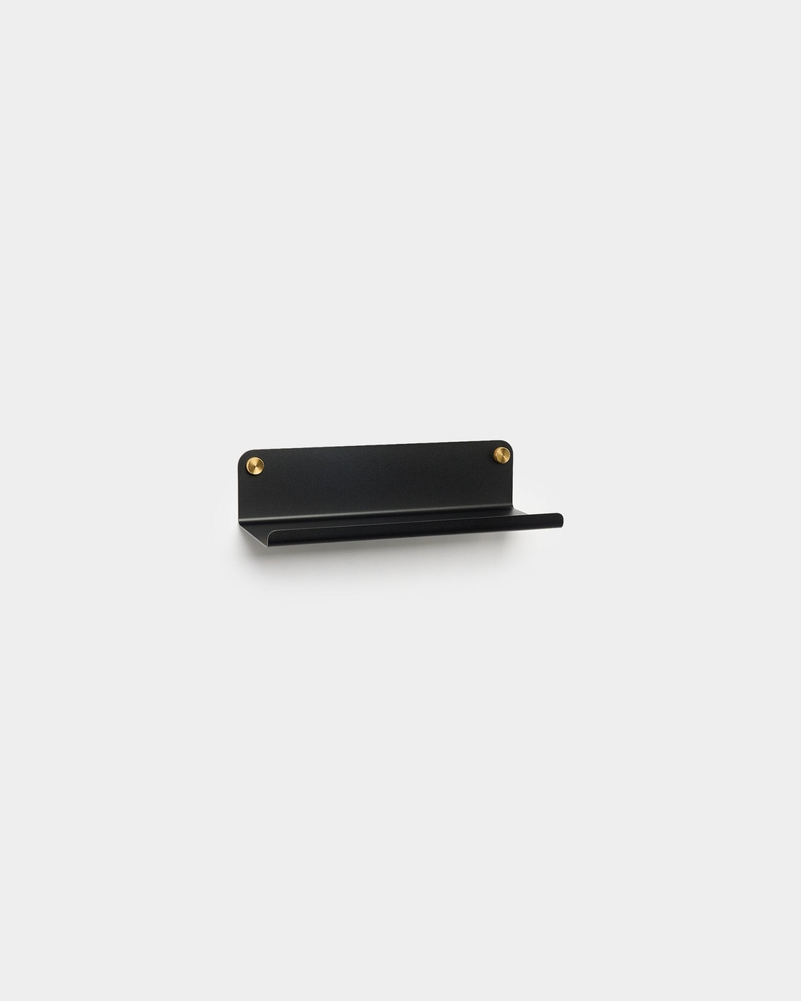 Norr Wide Shelf i black fra WoodUpp, 35,9 cm, med et minimalistisk nordisk design og to synlige brass skruer mot en enkel hvit bakgrunn.