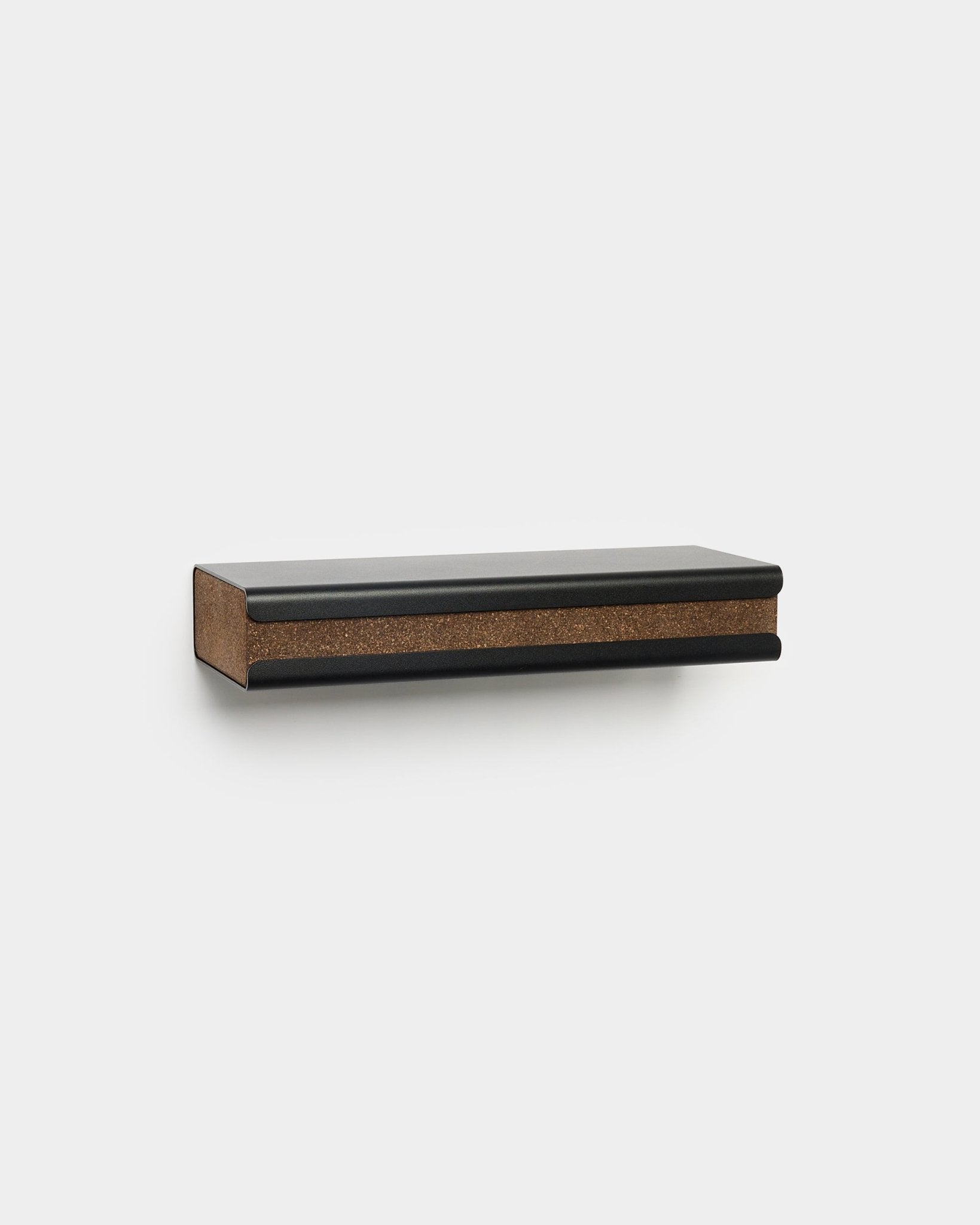 Norr Key Tray fra WoodUpp, en minimalistisk nordisk tilbehørshylle i black med push-open-skuff og røkt korklist, 35,9 cm bred.