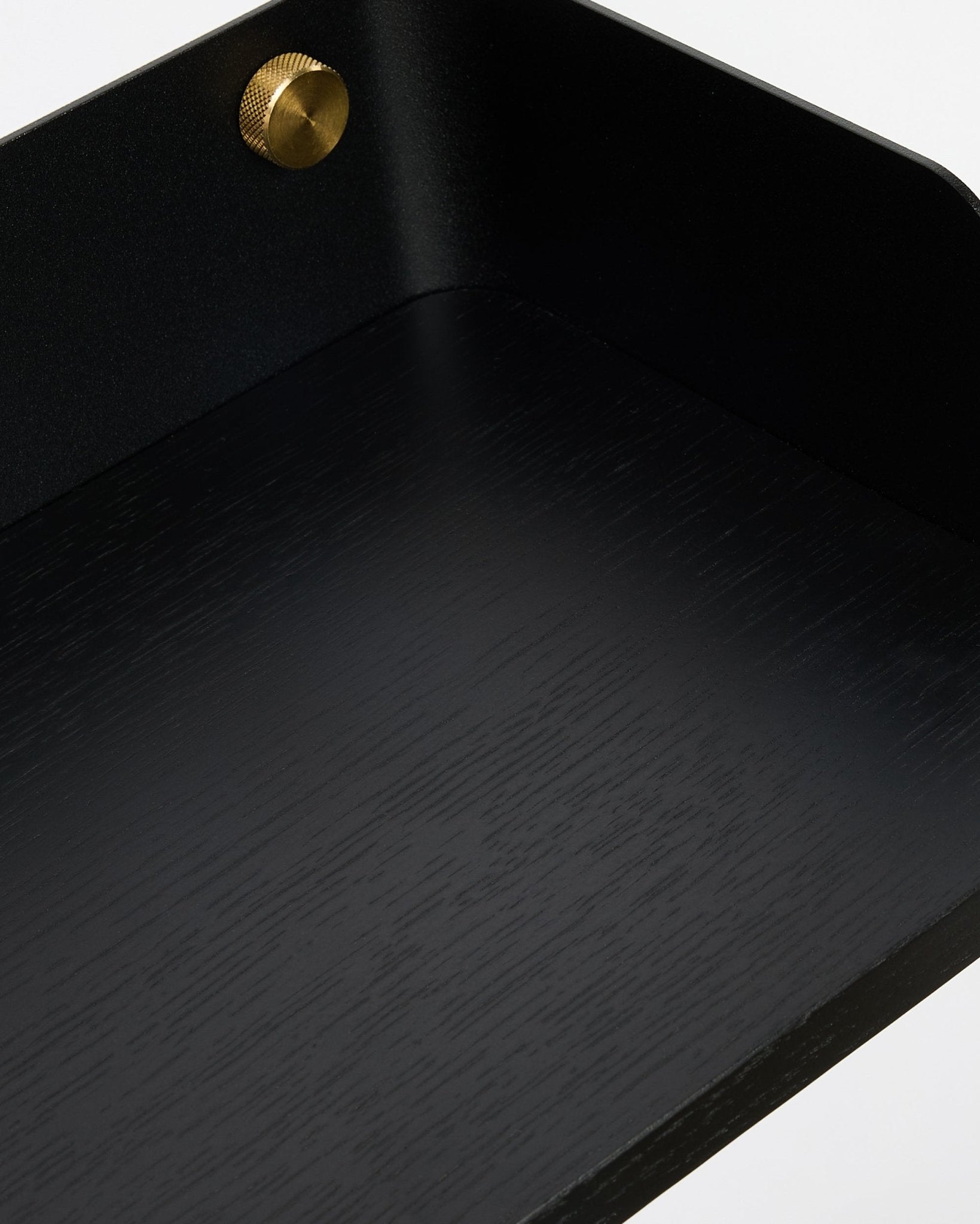 Nærbilde av WoodUpp Linn Bookshelf i Black Oak (55,9 cm), som viser nordisk trestruktur og detalj med gullskrue, utformet for å passe sammen med kolleksjonen Akupanel.