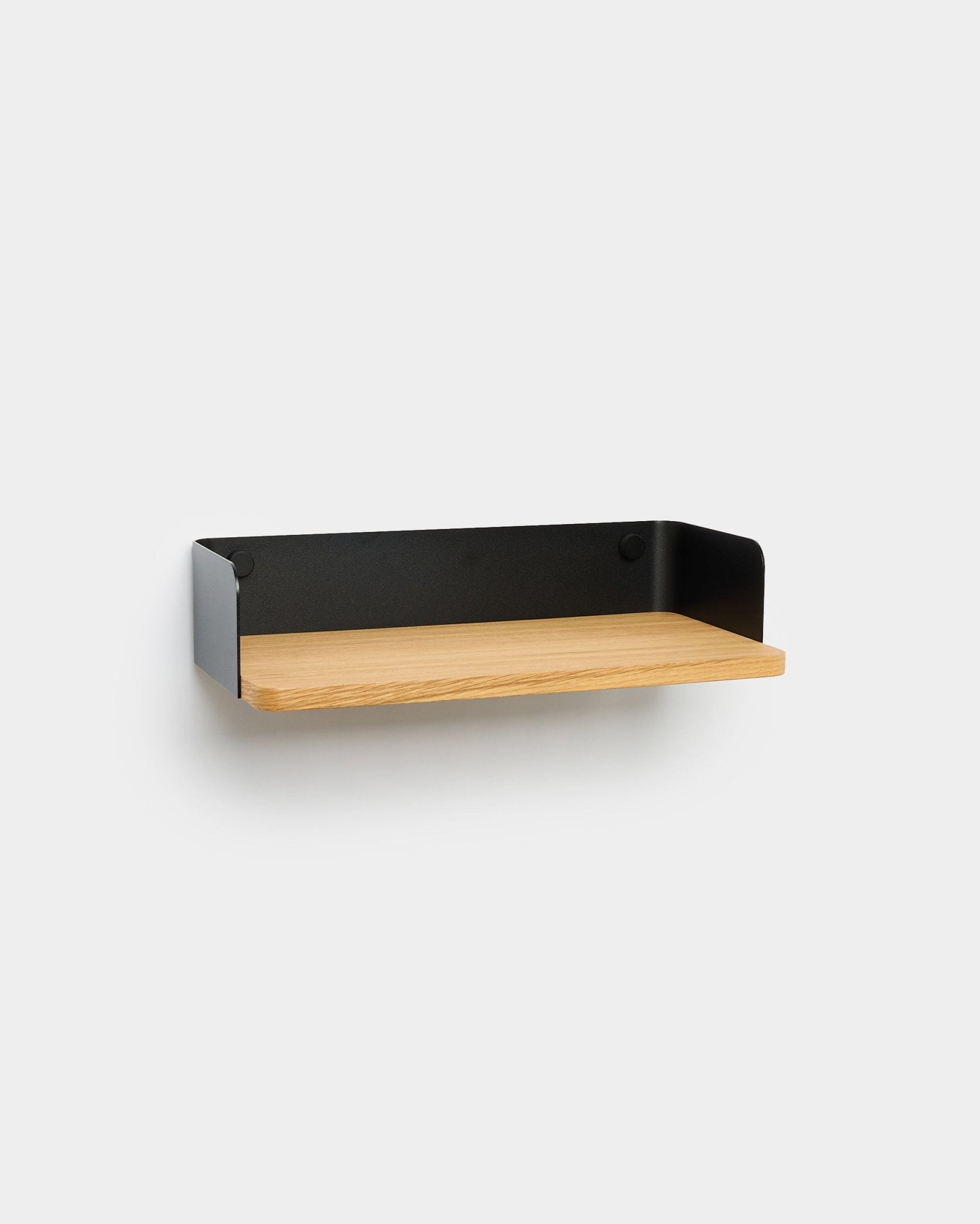 WoodUpp Linn bokhylle i natural oak, 39,9 cm bred med black metallsider, vegghengt design i nordisk minimalistisk stil vist mot hvit bakgrunn.