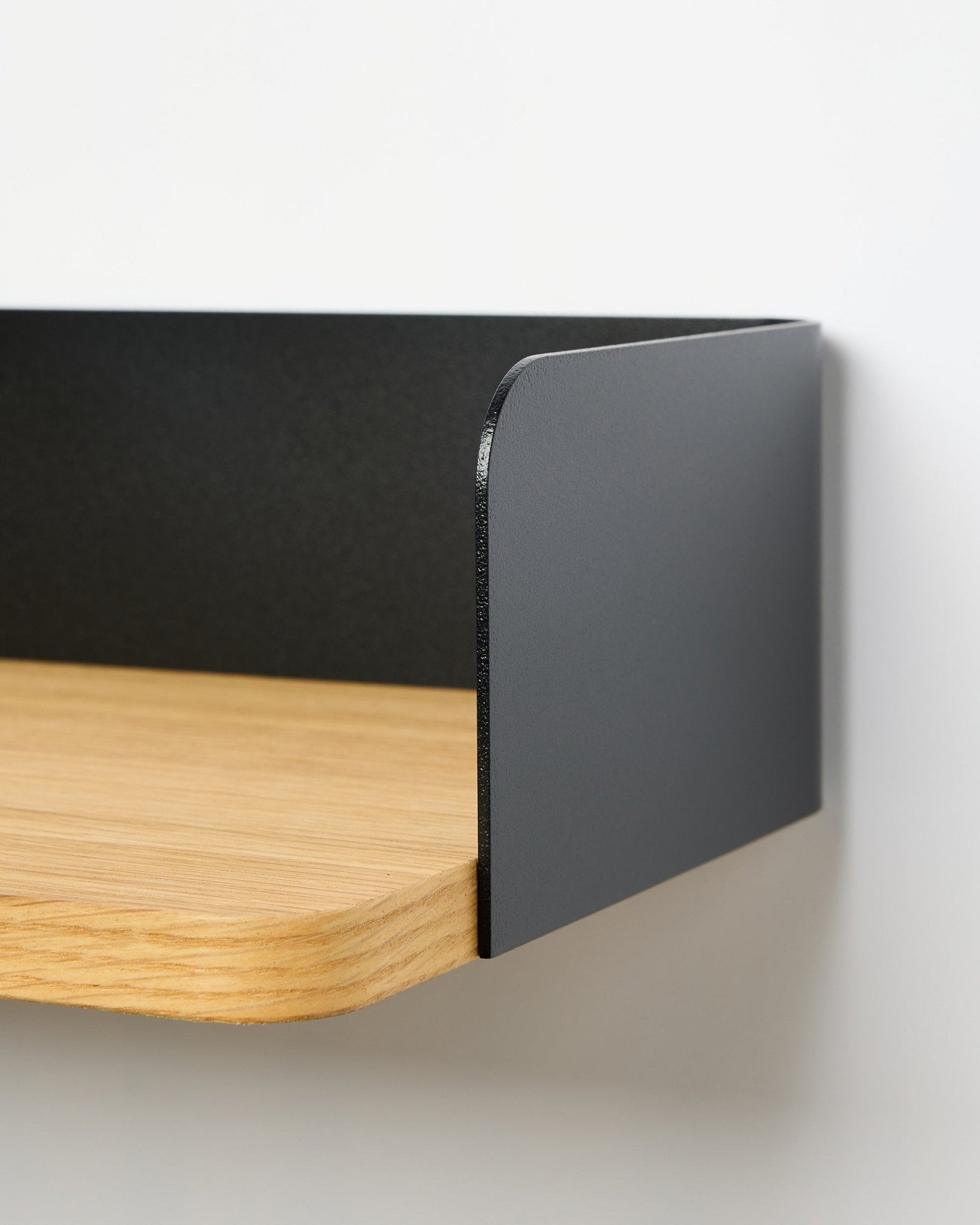 Nærbilde av WoodUpp Linn Bookshelf i Natural Oak, 39,9 cm bred, med et black sidepanel i metall; hylle uten boring vist mot hvit bakgrunn.