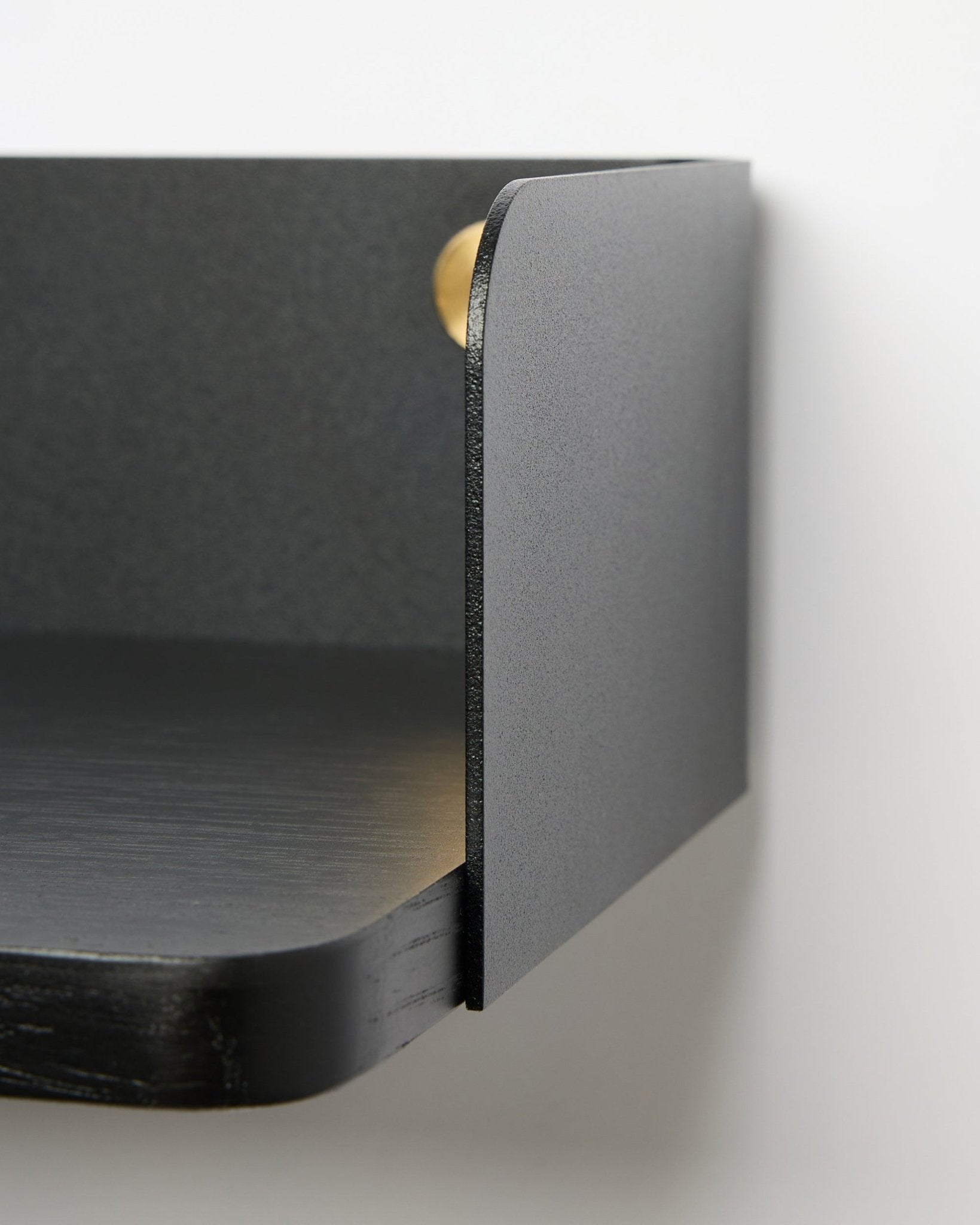 Nærbilde av WoodUpp Linn Bokhylle i Black Oak, 39,9 cm bred med avrundede kanter og matt finish, montert på en hvit vegg. Nordisk minimalistisk stil.
